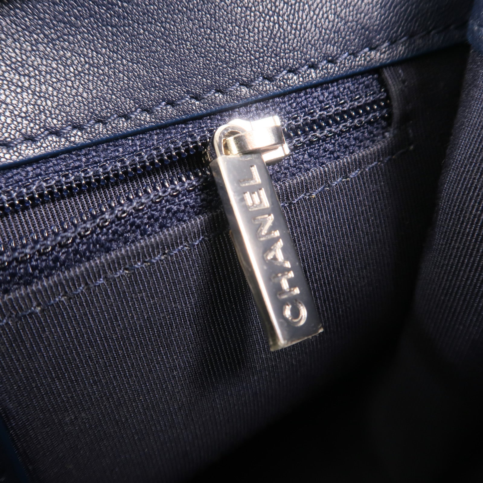 CHANEL 牛皮皮革Mini Urban Companion Flap Bag鏈帶肩背袋