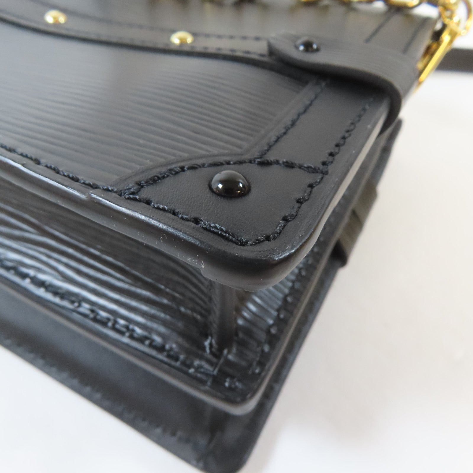 LOUIS VUITTON 【激減優惠】Epi Trunk Clutch金扣肩背袋黑色