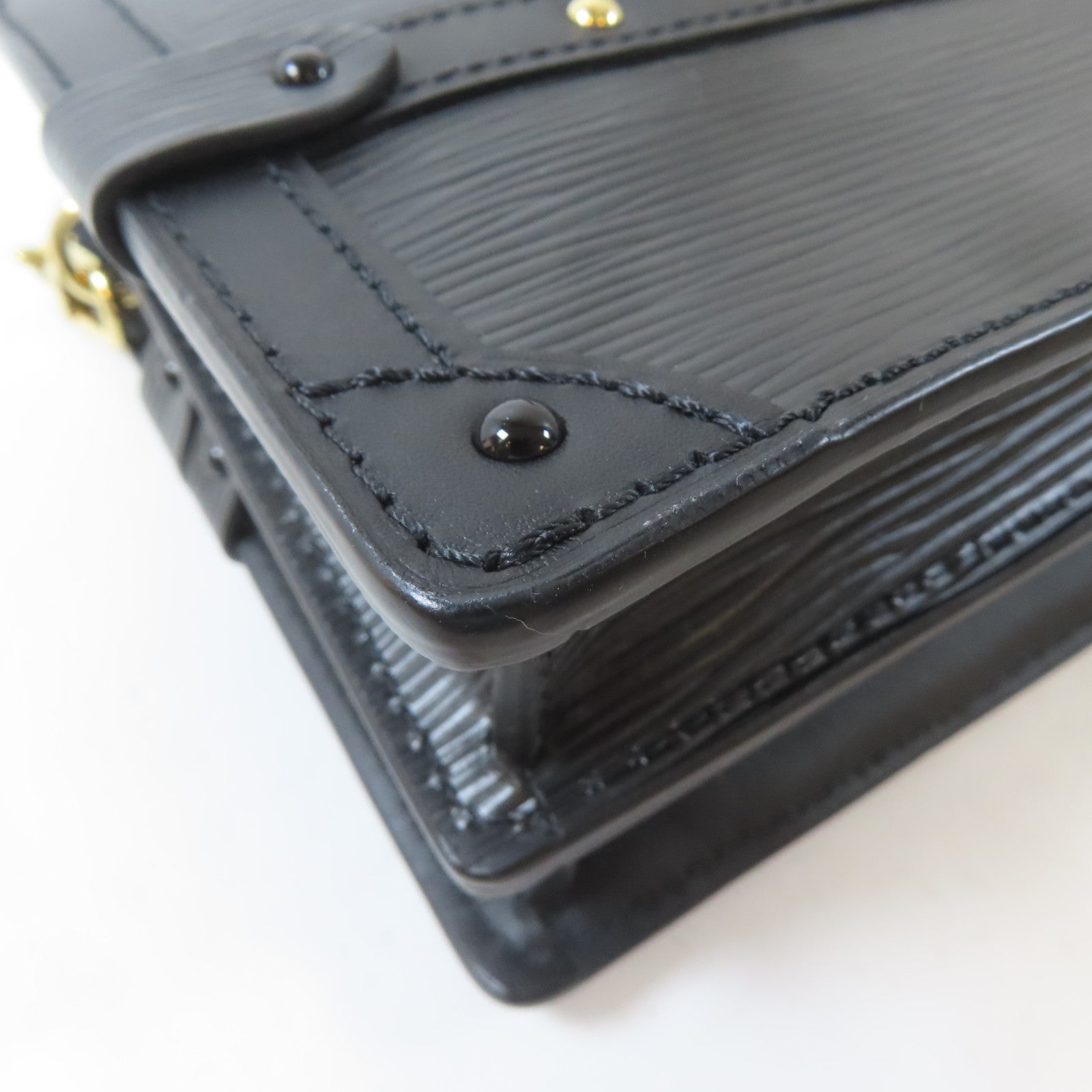 LOUIS VUITTON 【激減優惠】Epi Trunk Clutch金扣肩背袋黑色