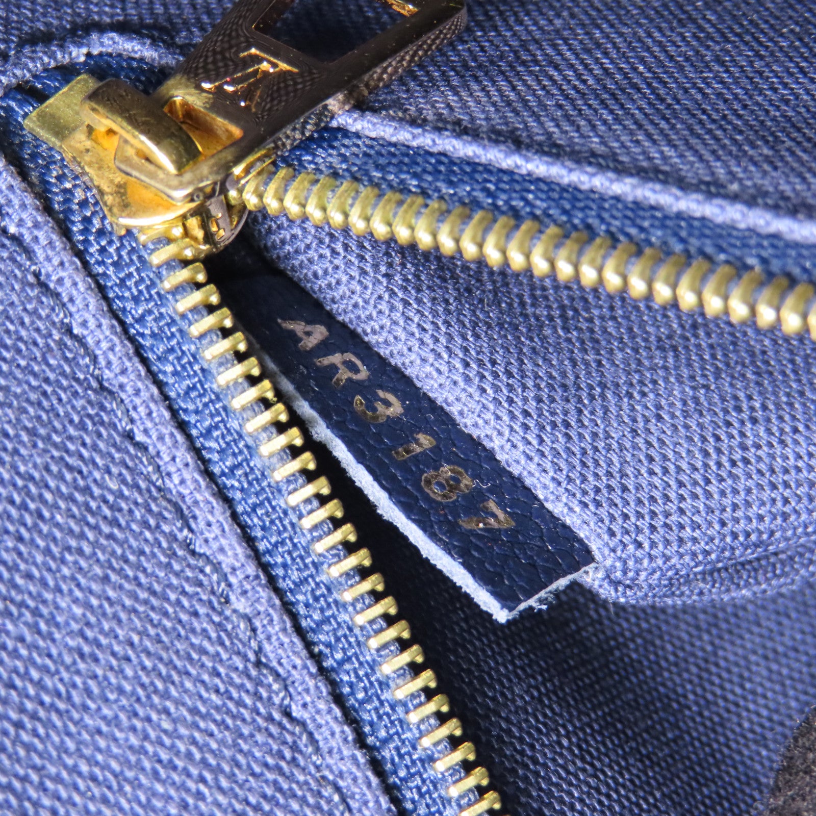 LOUIS VUITTON 【激減優惠】Epi Veneau MM金扣手挽袋