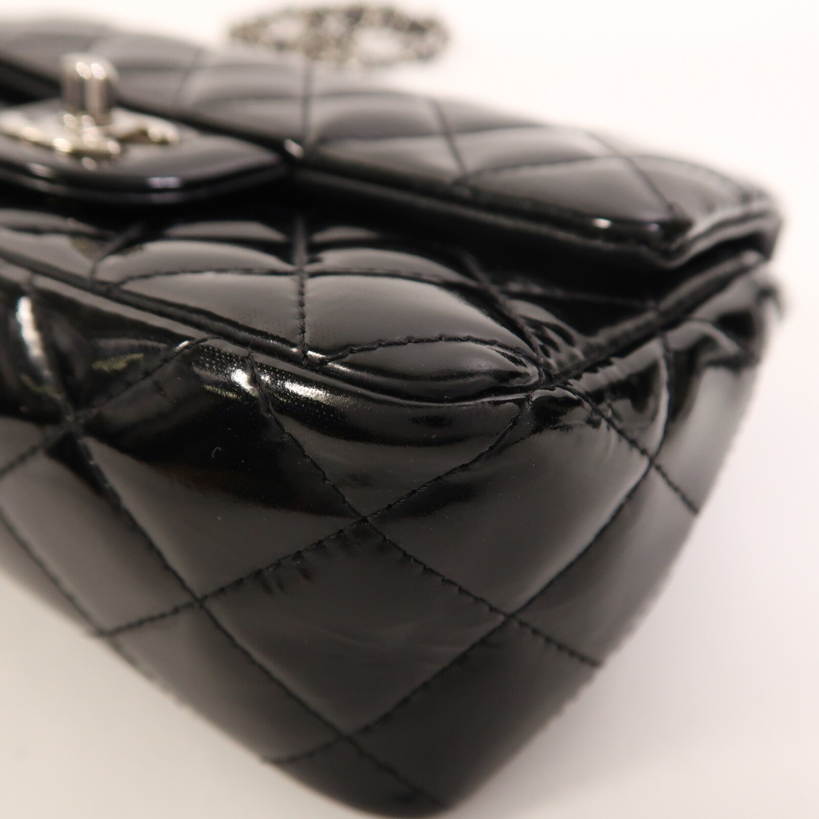 CHANEL 漆皮皮革Mini Classic 20銀扣鏈帶肩背袋