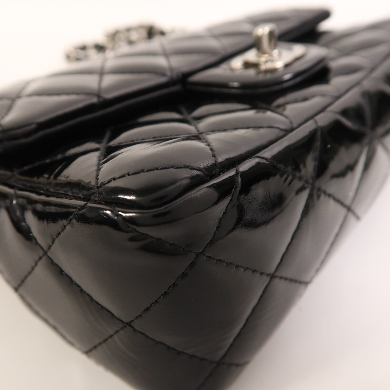 CHANEL 漆皮皮革Mini Classic 20銀扣鏈帶肩背袋