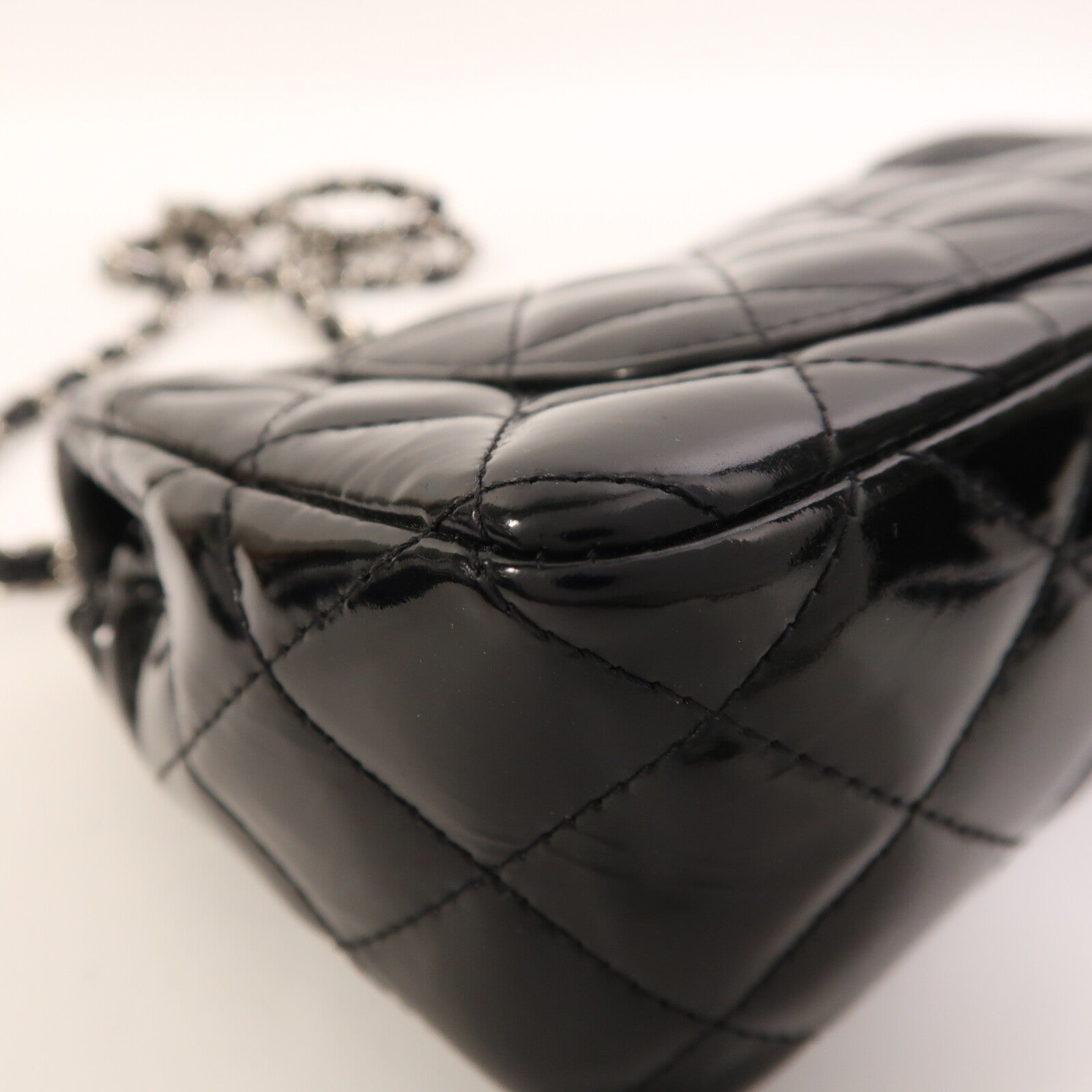 CHANEL 漆皮皮革Mini Classic 20銀扣鏈帶肩背袋