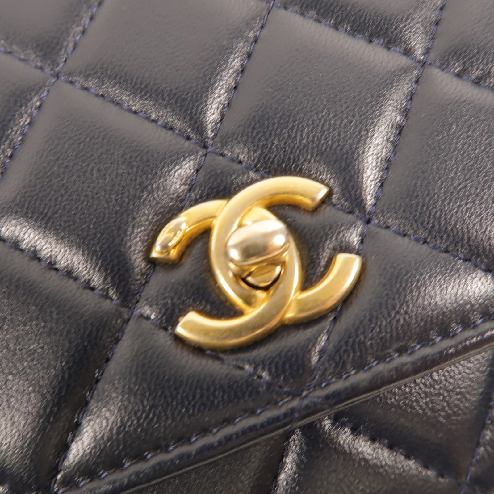 CHANEL 羊皮皮革WOC Wallet On Chain Gold Ball鏈帶肩背袋