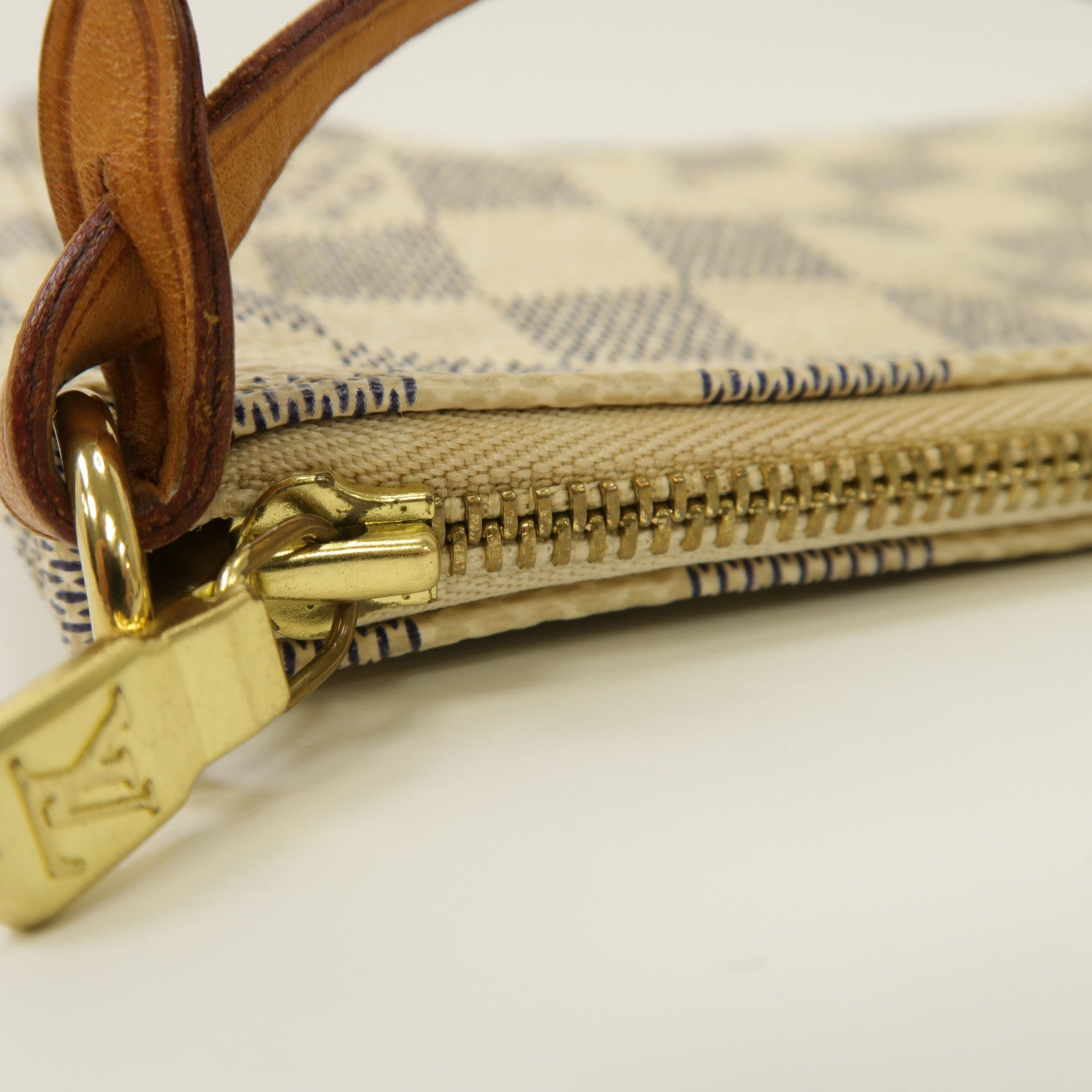 LOUIS VUITTON Damier Azur Pochette Accessoires金扣手拿包白色