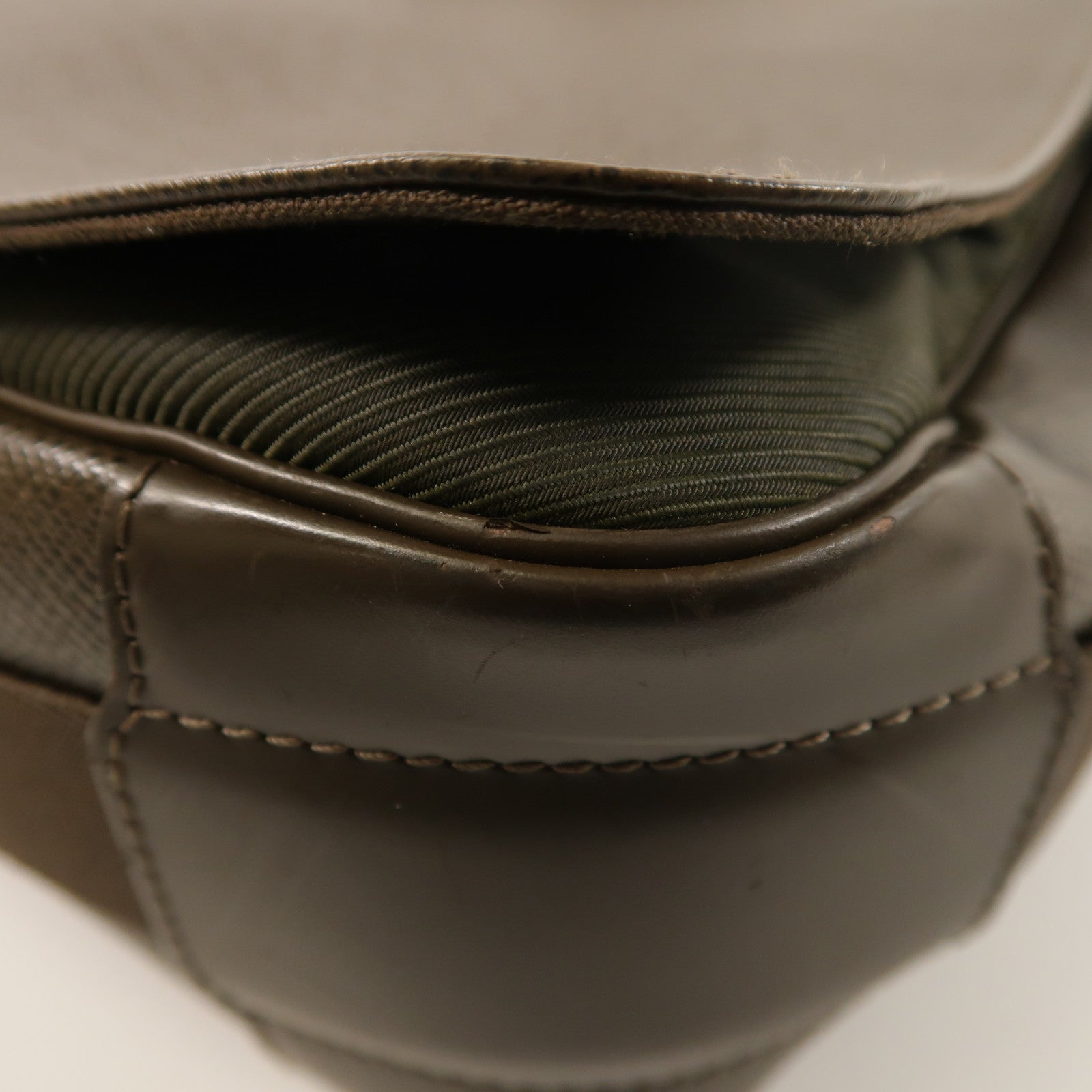 LOUIS VUITTON Taiga Viktor Messenger Bag銀扣肩背袋