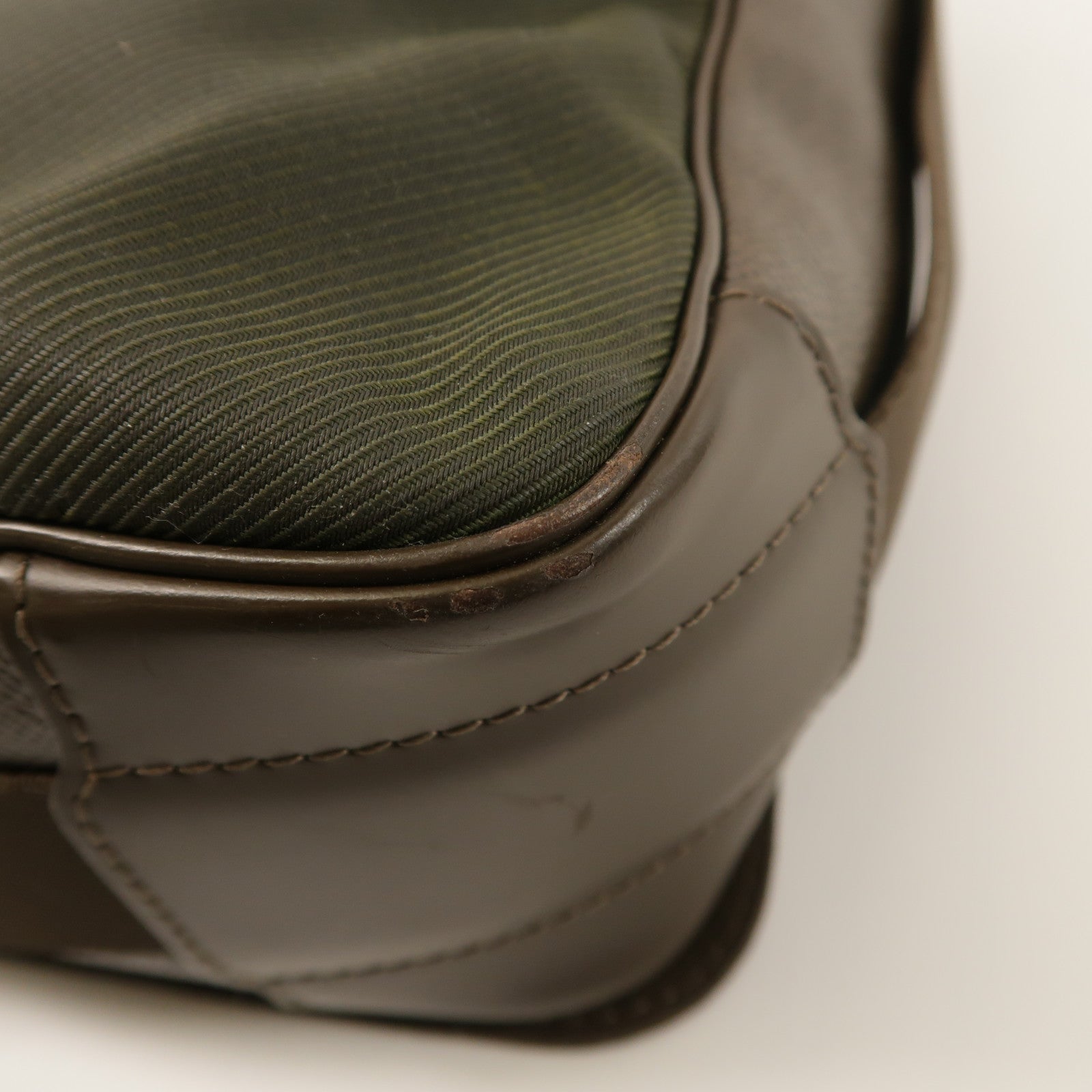 LOUIS VUITTON Taiga Viktor Messenger Bag銀扣肩背袋