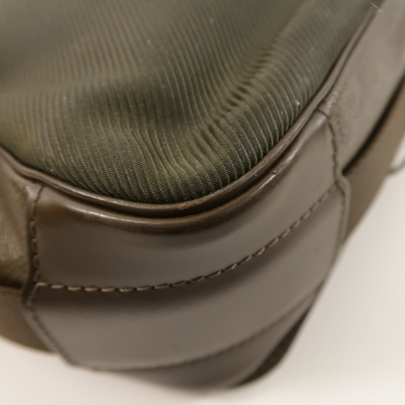 LOUIS VUITTON Taiga Viktor Messenger Bag銀扣肩背袋
