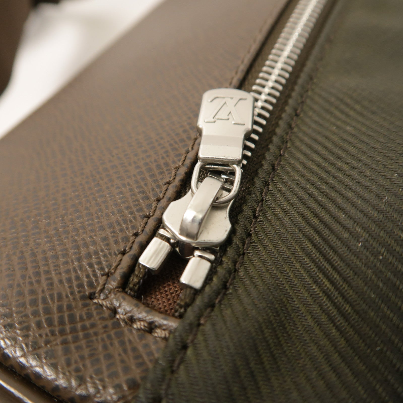 LOUIS VUITTON Taiga Viktor Messenger Bag銀扣肩背袋