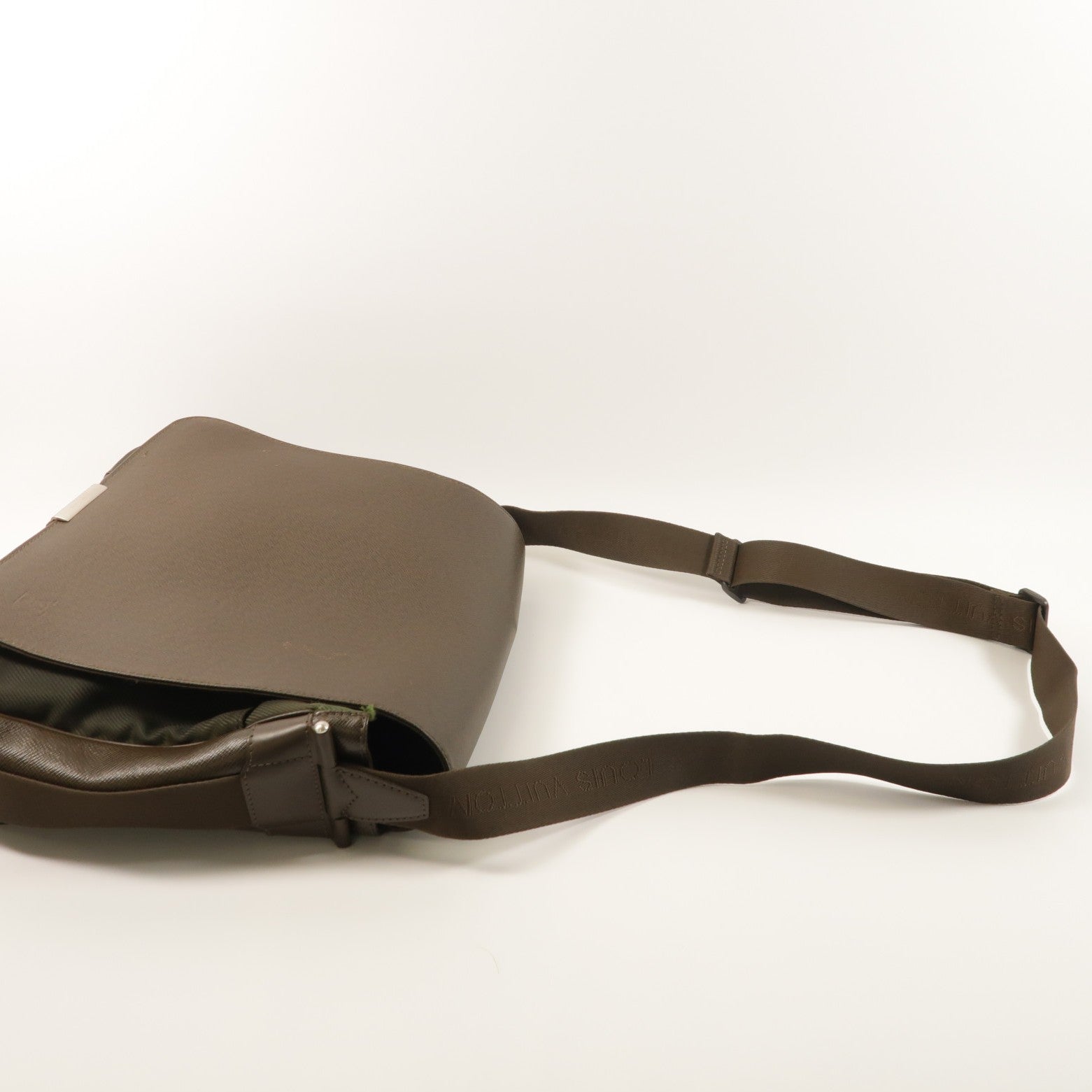 LOUIS VUITTON Taiga Viktor Messenger Bag銀扣肩背袋