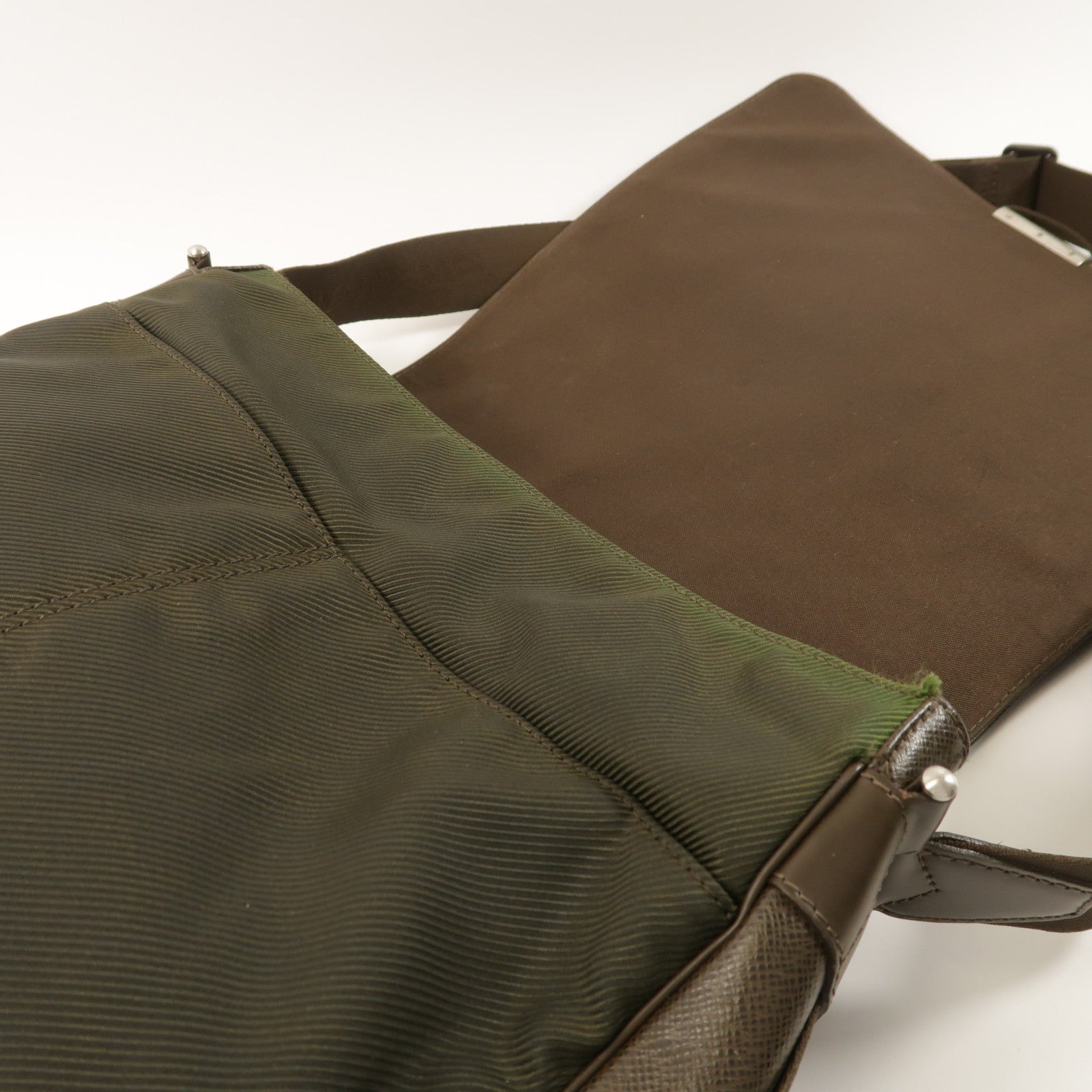 LOUIS VUITTON Taiga Viktor Messenger Bag銀扣肩背袋