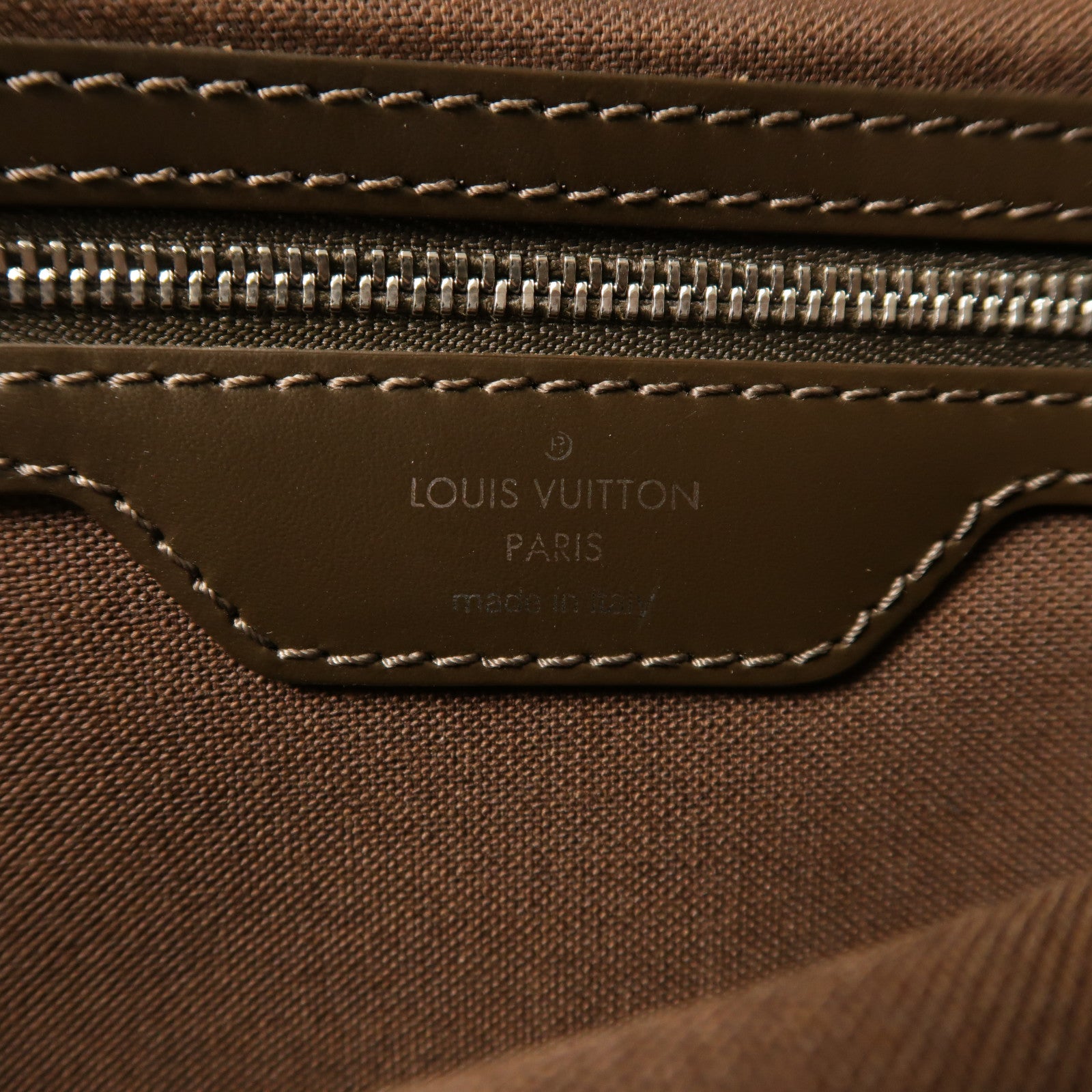 LOUIS VUITTON Taiga Viktor Messenger Bag銀扣肩背袋