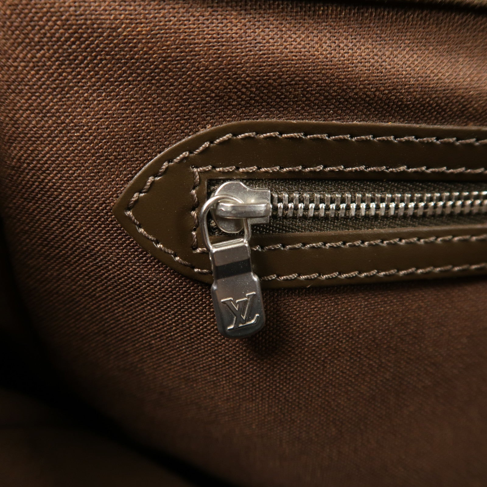 LOUIS VUITTON Taiga Viktor Messenger Bag銀扣肩背袋