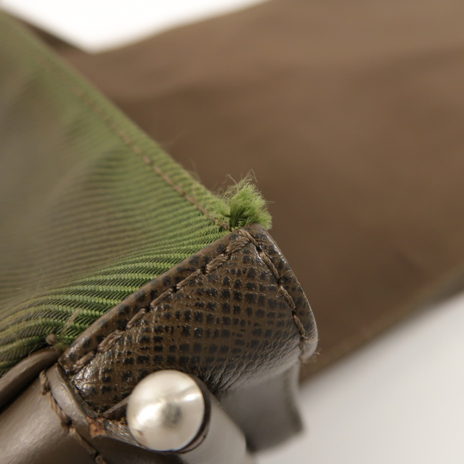 LOUIS VUITTON Taiga Viktor Messenger Bag銀扣肩背袋