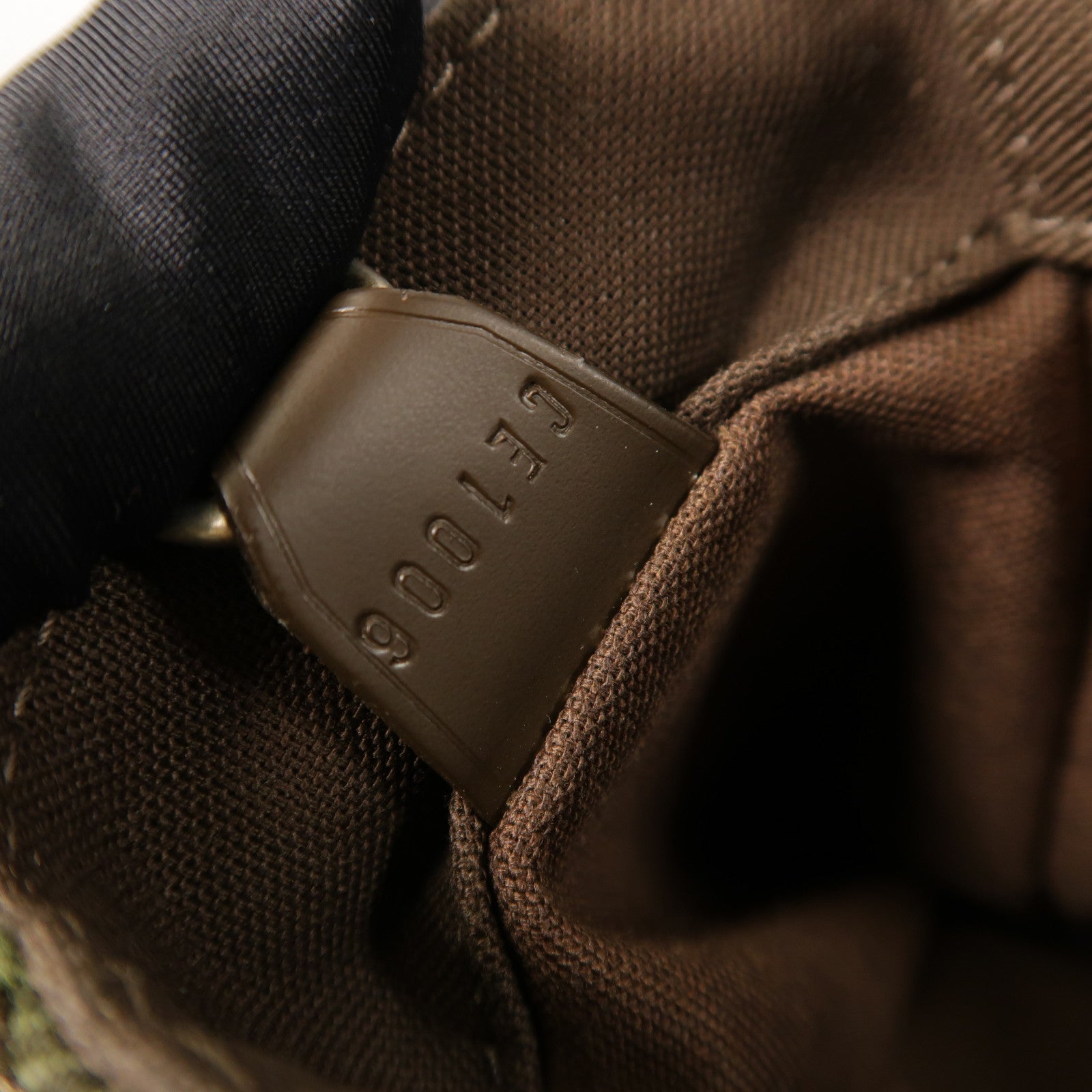 LOUIS VUITTON Taiga Viktor Messenger Bag銀扣肩背袋