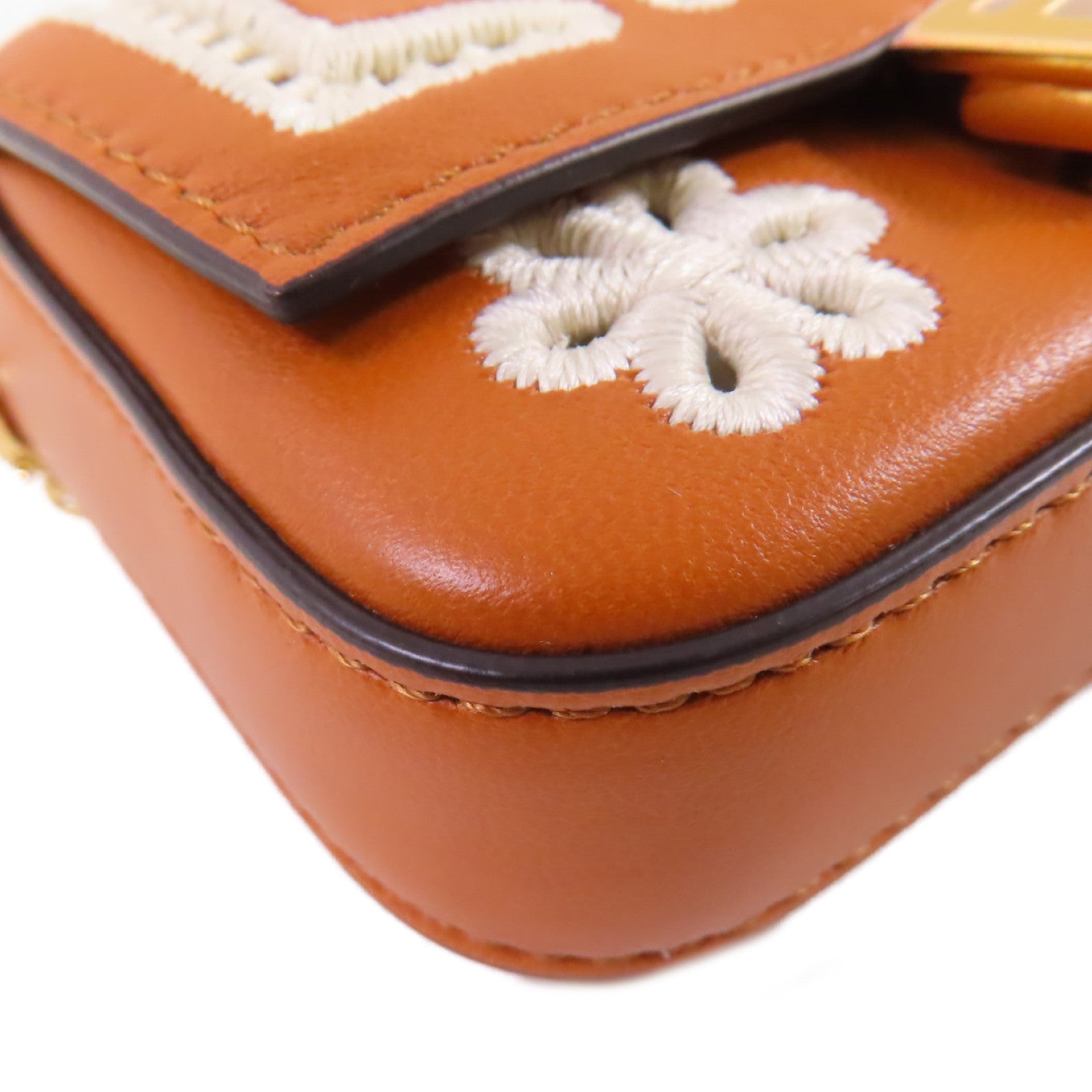 FENDI 牛皮皮革Nano Baguette Bag金扣迷你肩背袋啡色