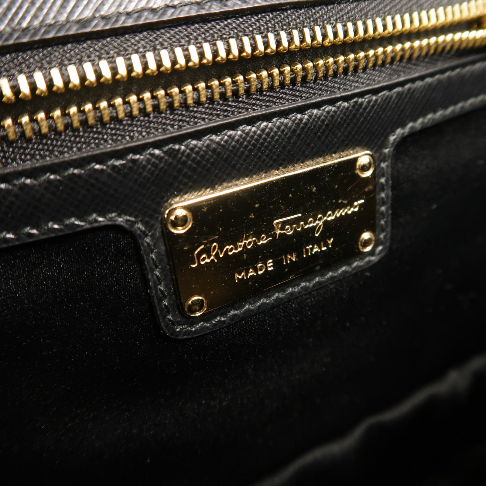 Salvatore Ferragamo 牛皮皮革Chain Shoulder鏈帶肩背袋