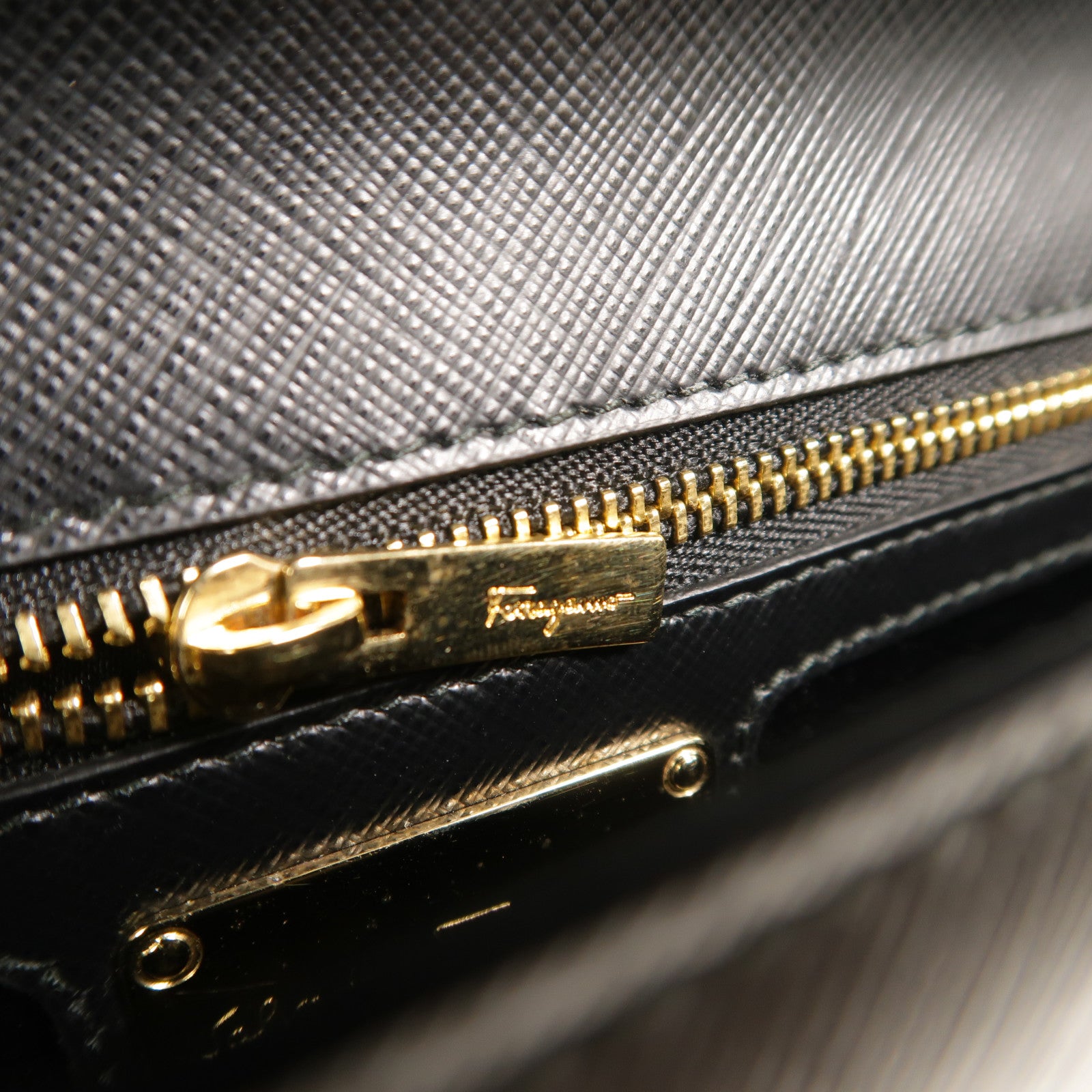 Salvatore Ferragamo 牛皮皮革Chain Shoulder鏈帶肩背袋