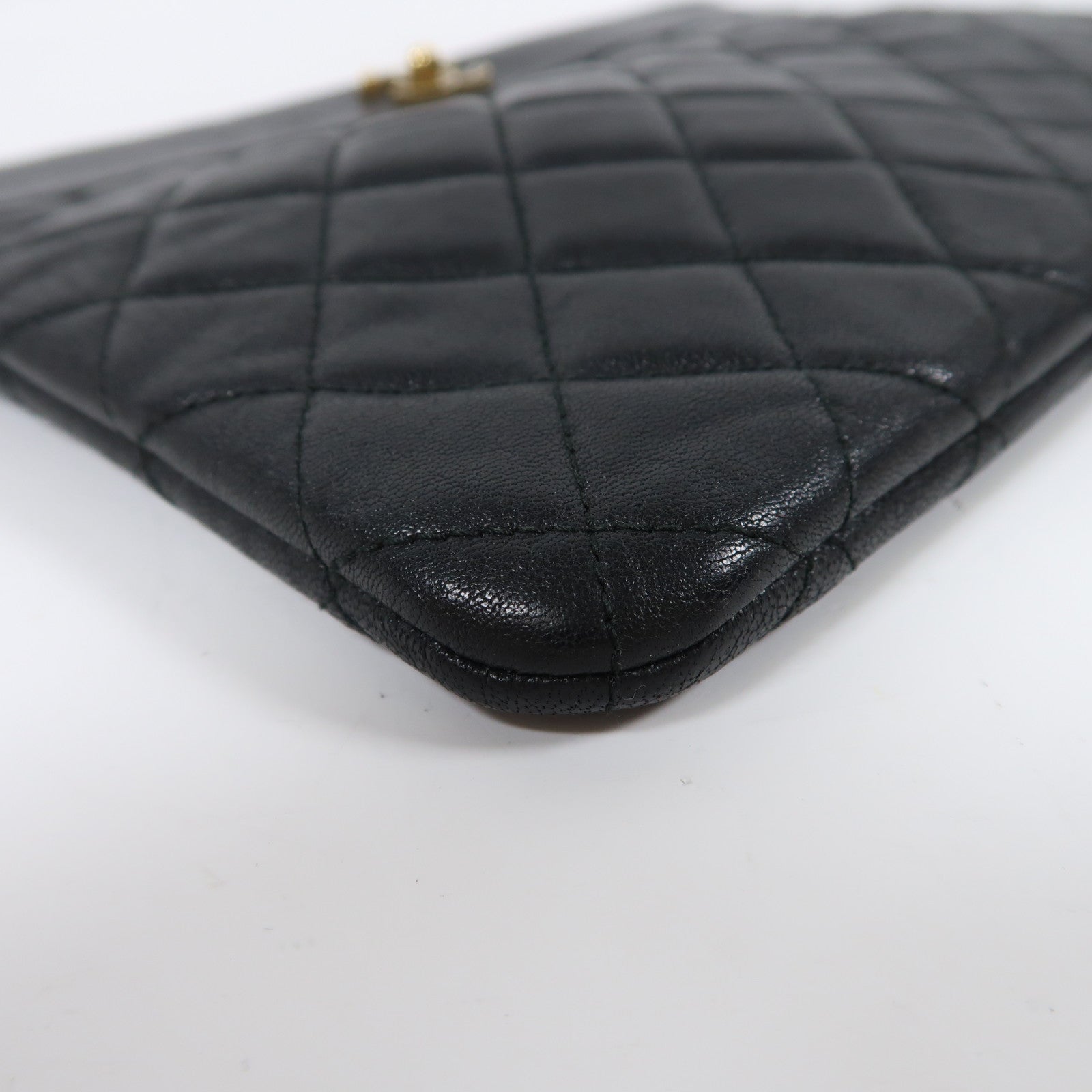 CHANEL 菱格牛皮皮革Pouch金扣手拿包黑色