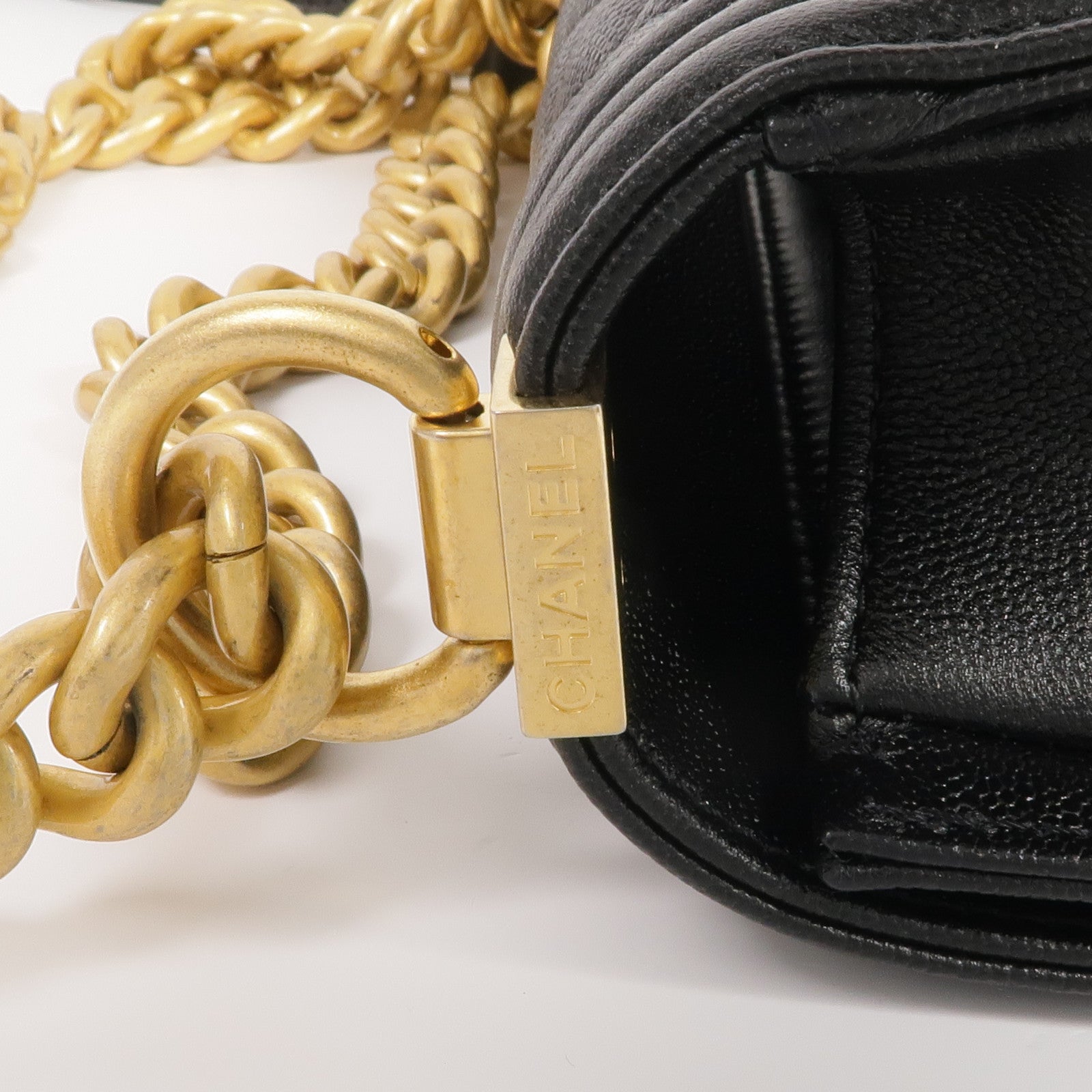 CHANEL 牛皮皮革Boy Messenger金扣鏈帶肩背袋