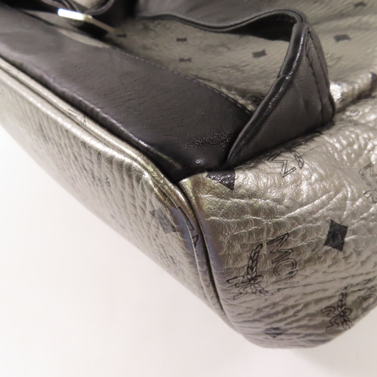 MCM 皮革Stark Insignia Backpack銀扣背包
