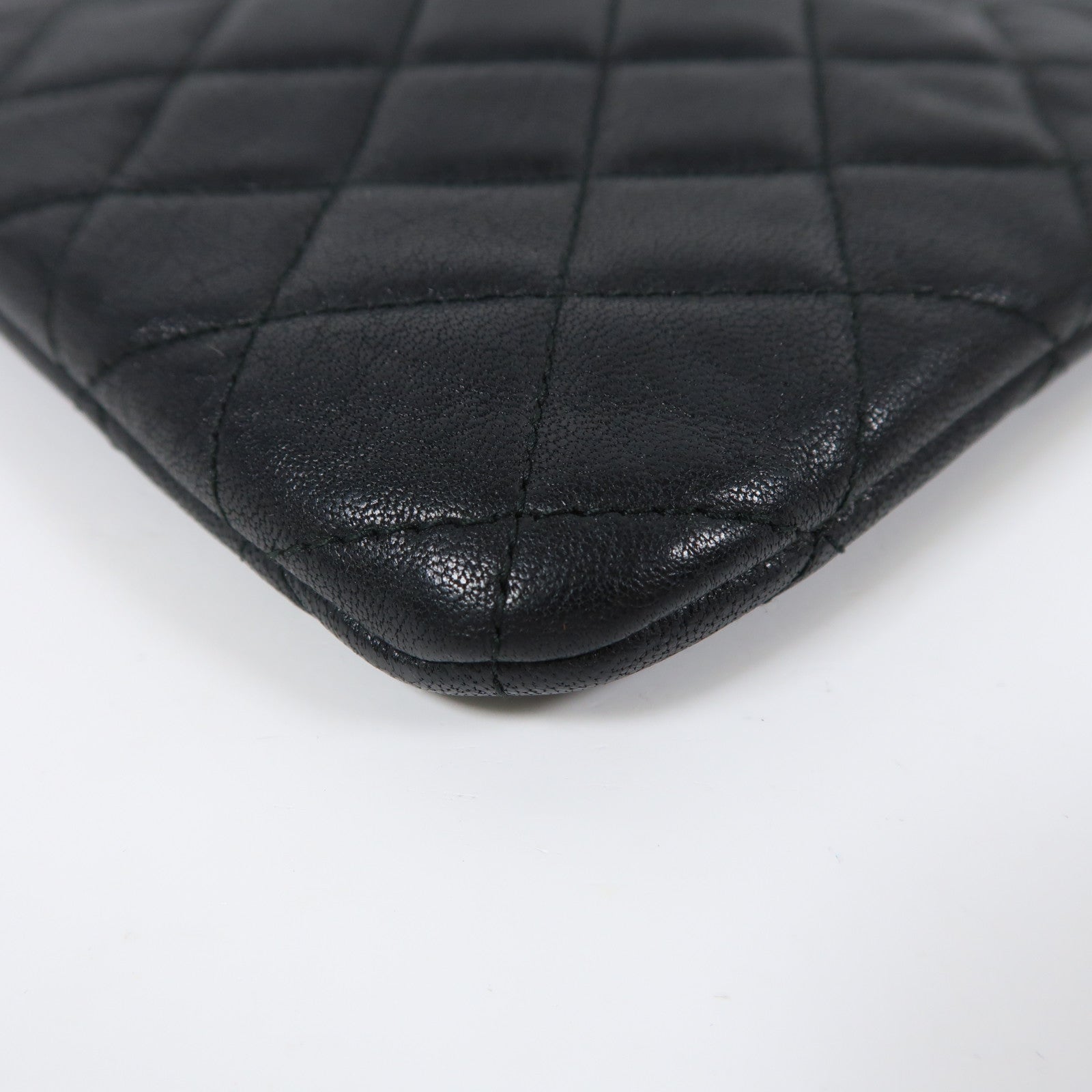 CHANEL 菱格牛皮皮革Pouch金扣手拿包黑色