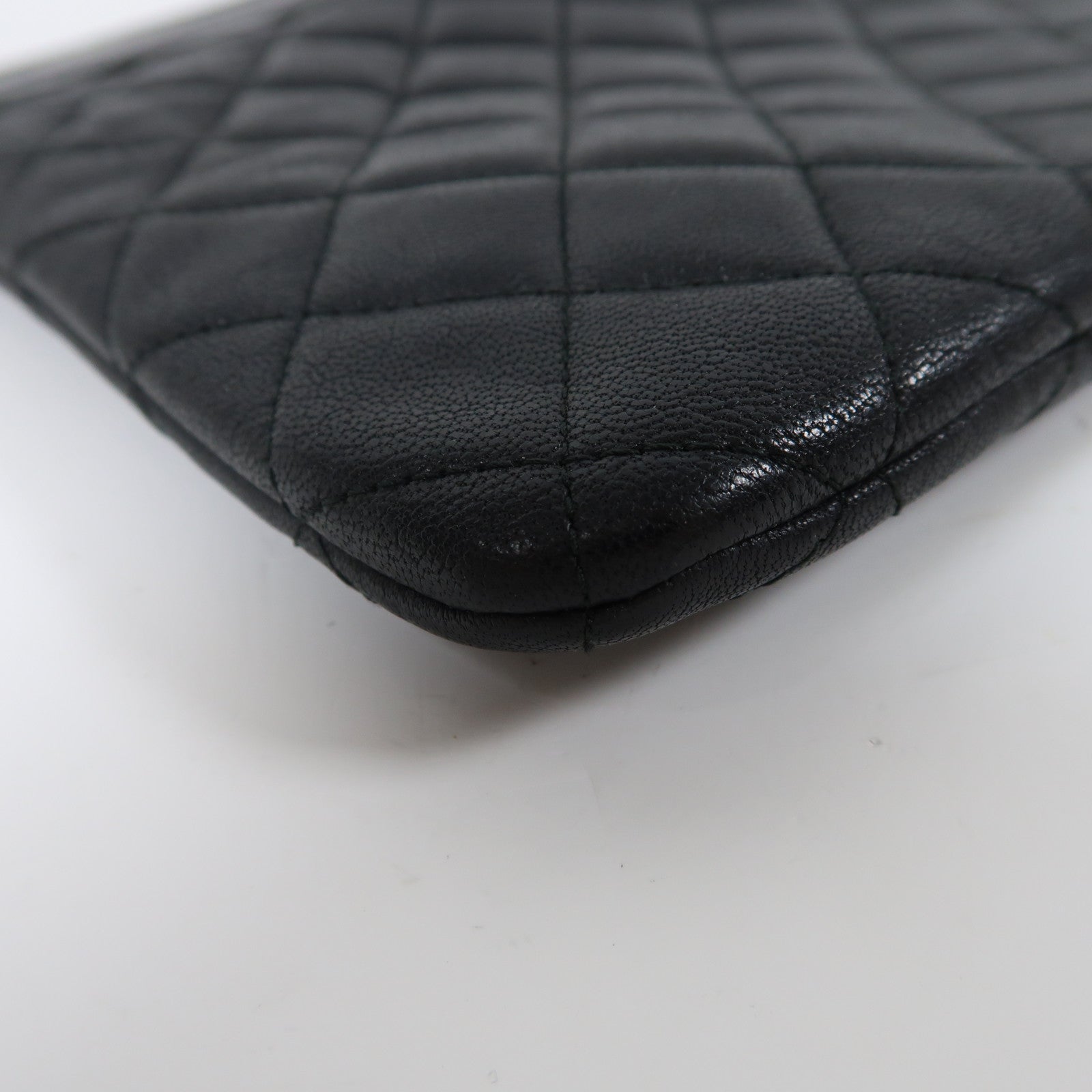 CHANEL 菱格牛皮皮革Pouch金扣手拿包黑色