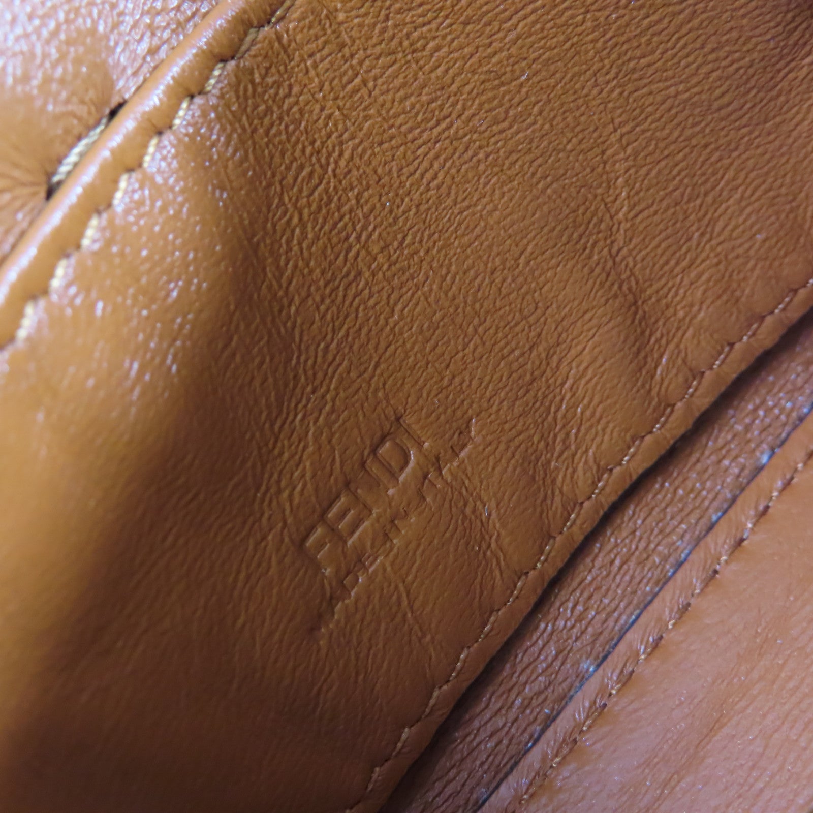 FENDI 牛皮皮革Nano Baguette Bag金扣迷你肩背袋啡色