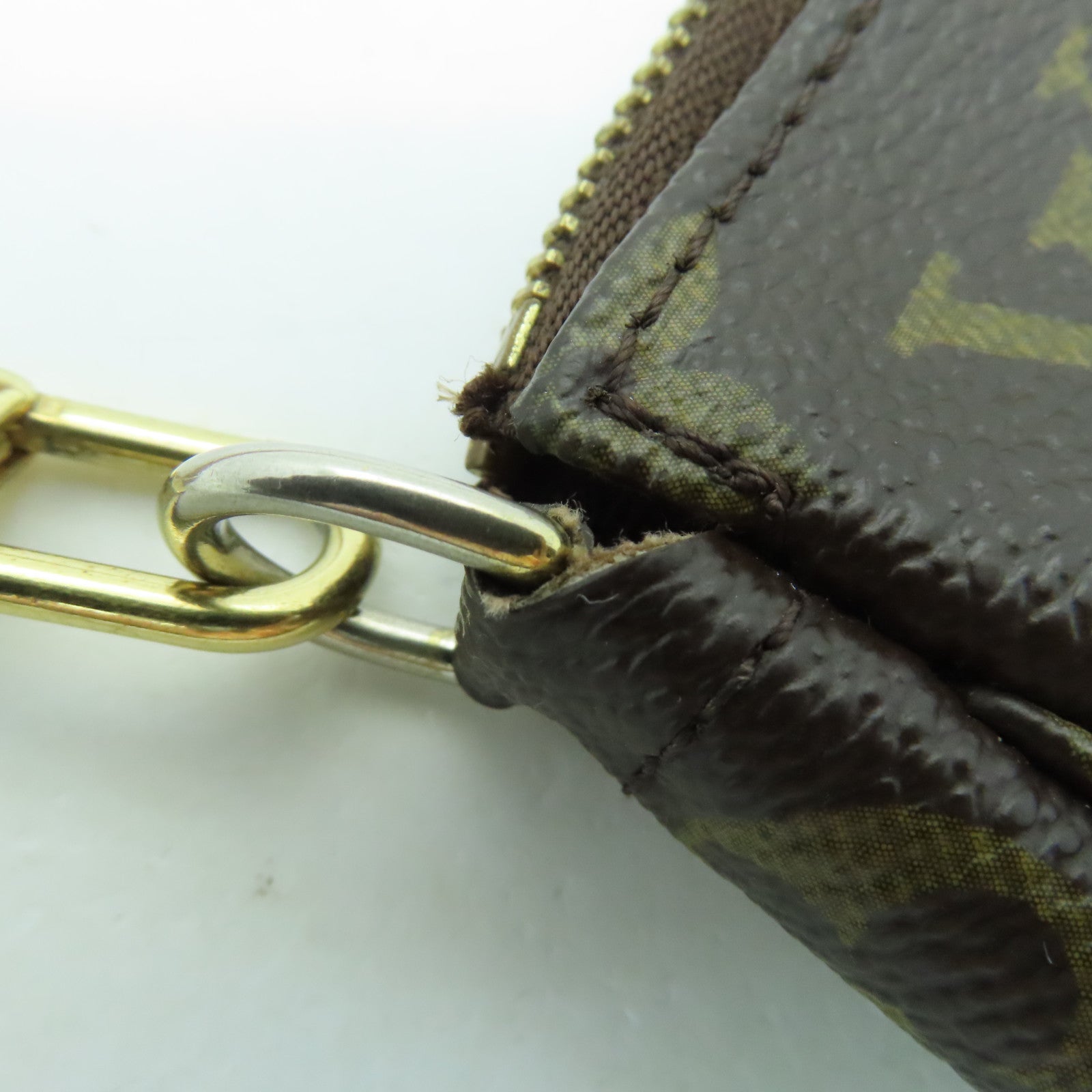 LOUIS VUITTON Monogram Pochette Accessories金扣手挽袋啡色