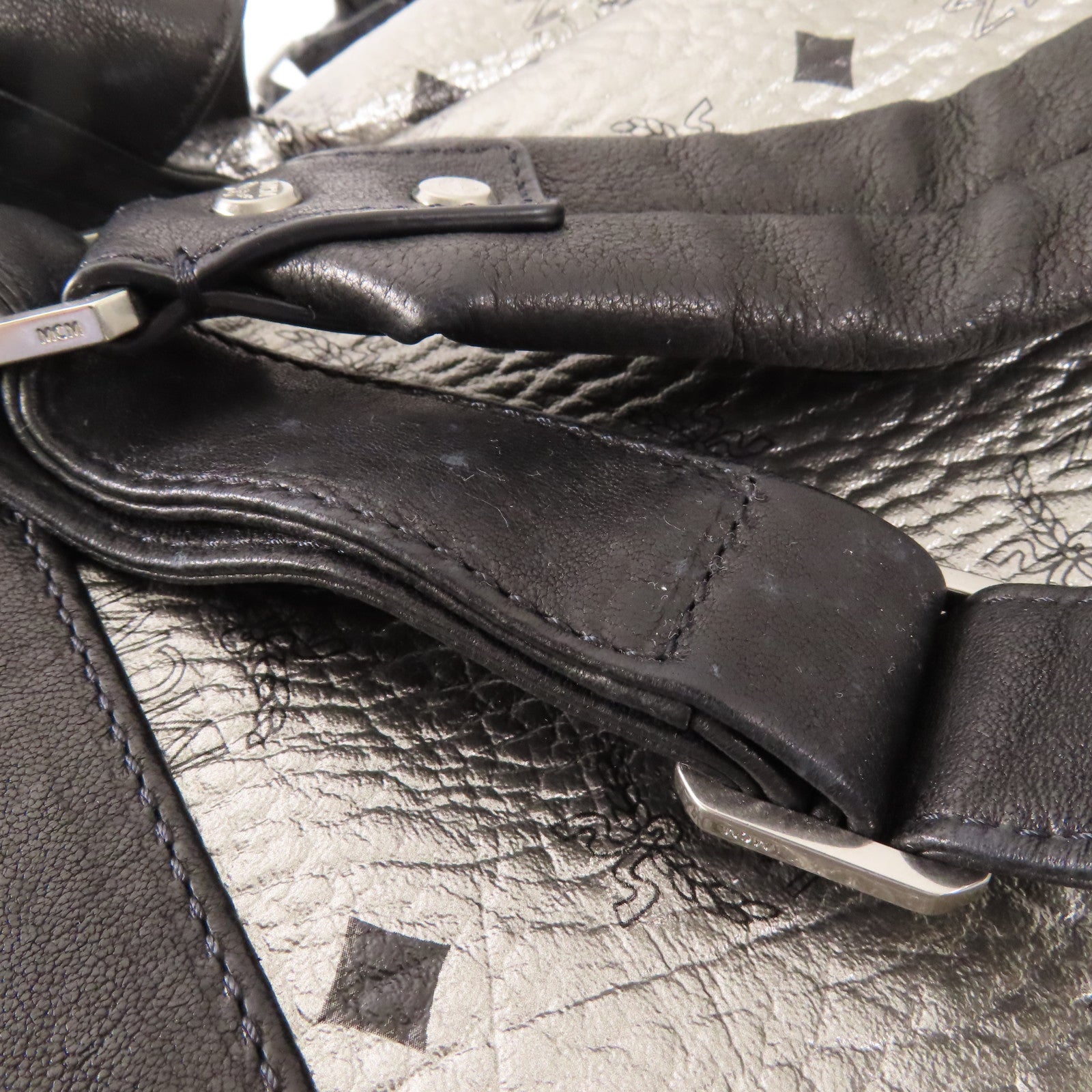 MCM 皮革Stark Insignia Backpack銀扣背包