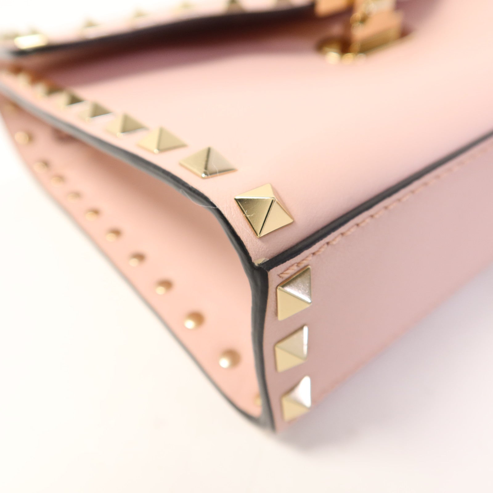 Valentino 牛皮皮革Garavani Rockstud Flap金扣肩背袋