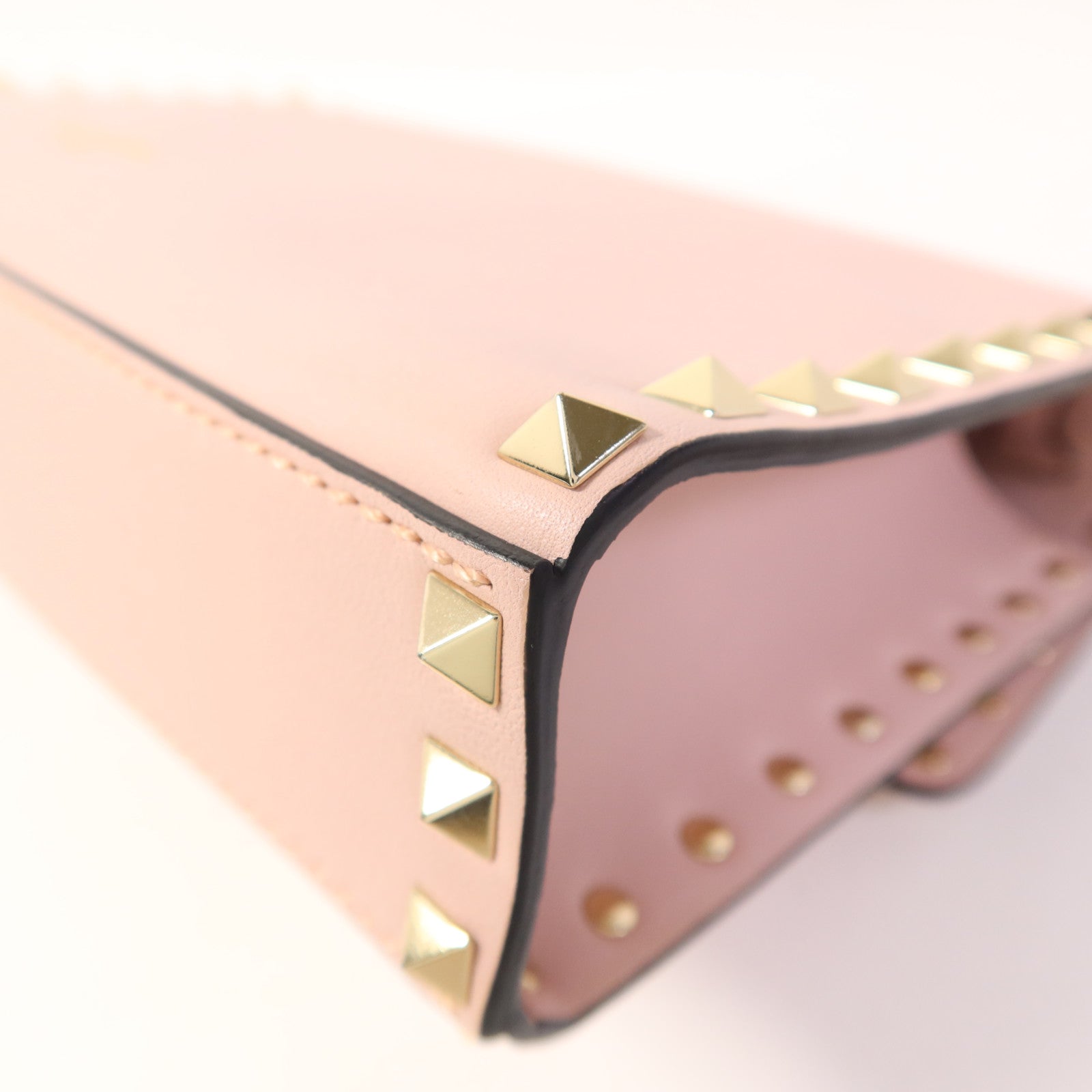 Valentino 牛皮皮革Garavani Rockstud Flap金扣肩背袋