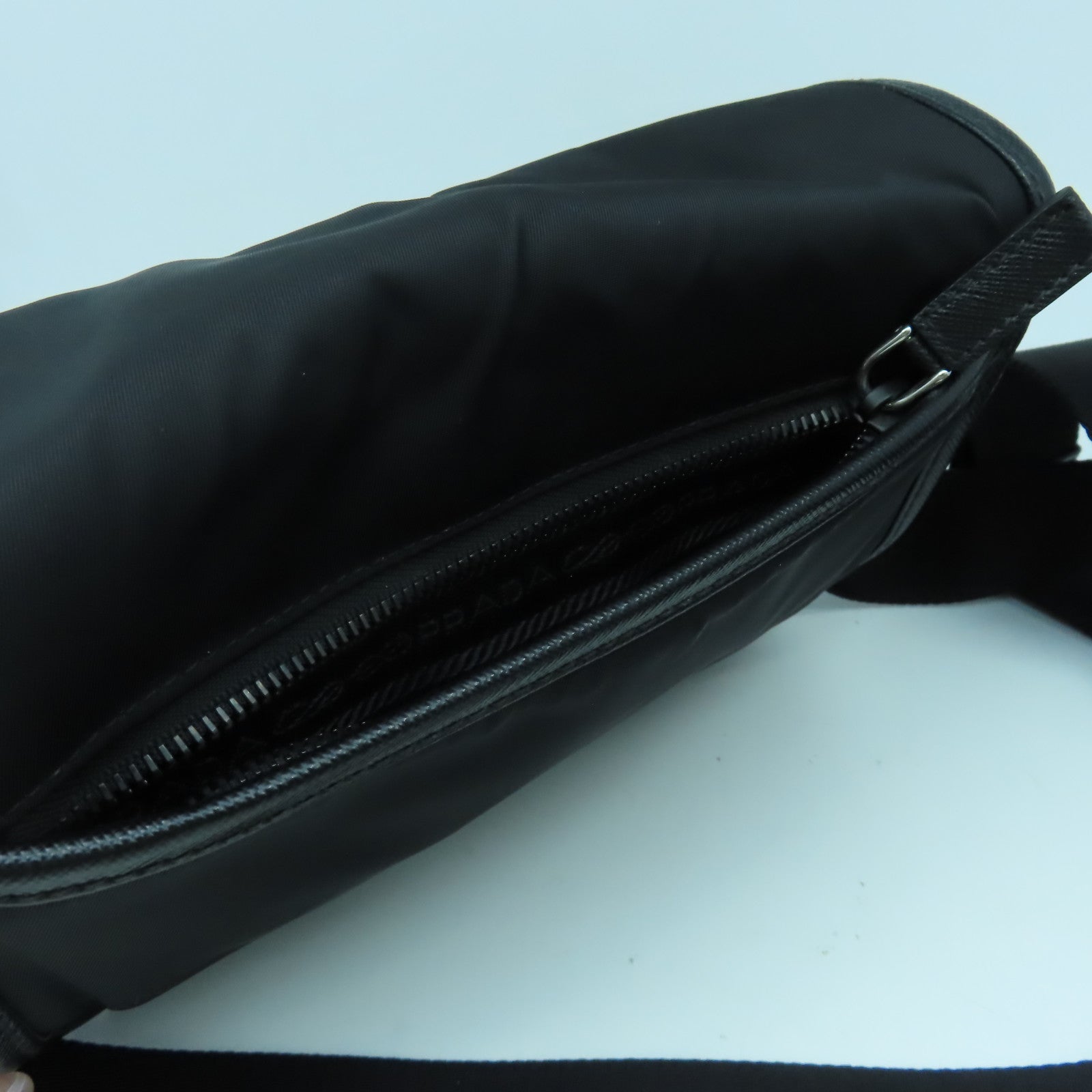 PRADA 尼龍Shoulder Bag銀扣肩背袋黑色