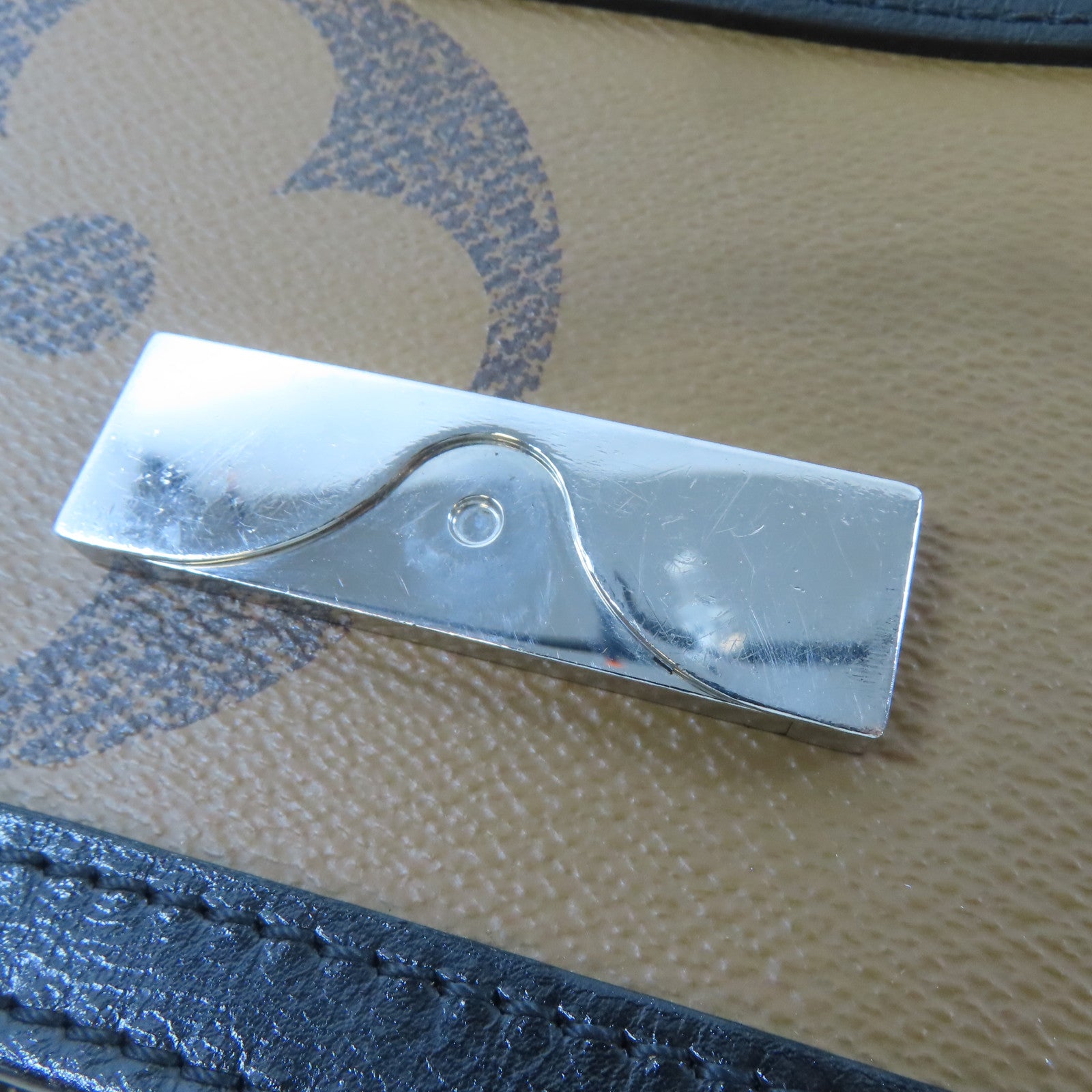 LOUIS VUITTON Monogram Giant Reverse Dauphine銀扣腰包啡色/黑色