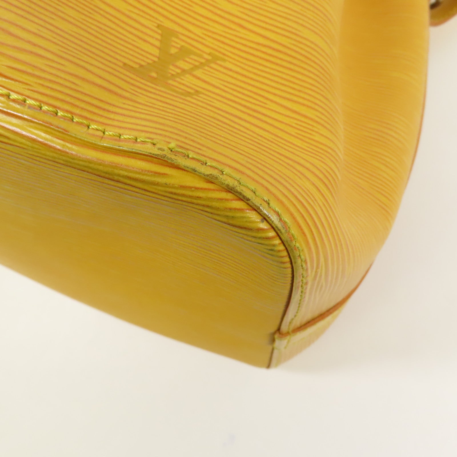 LOUIS VUITTON Epi Petit Noe金扣肩背袋