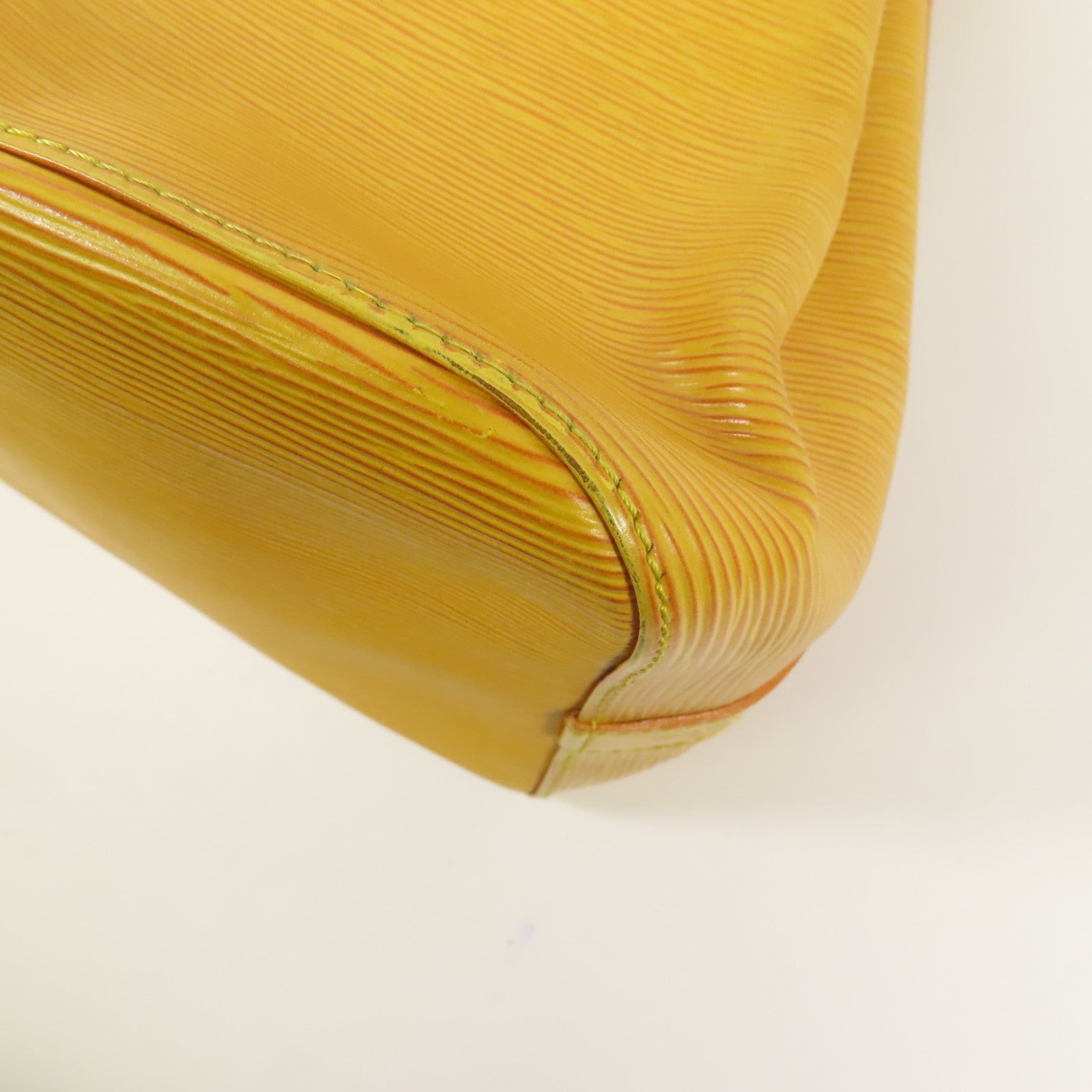 LOUIS VUITTON Epi Petit Noe金扣肩背袋