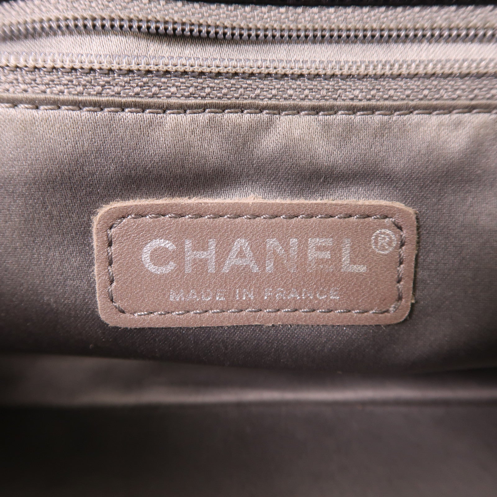 CHANEL 牛皮皮革Pocket in the City銀扣肩背袋