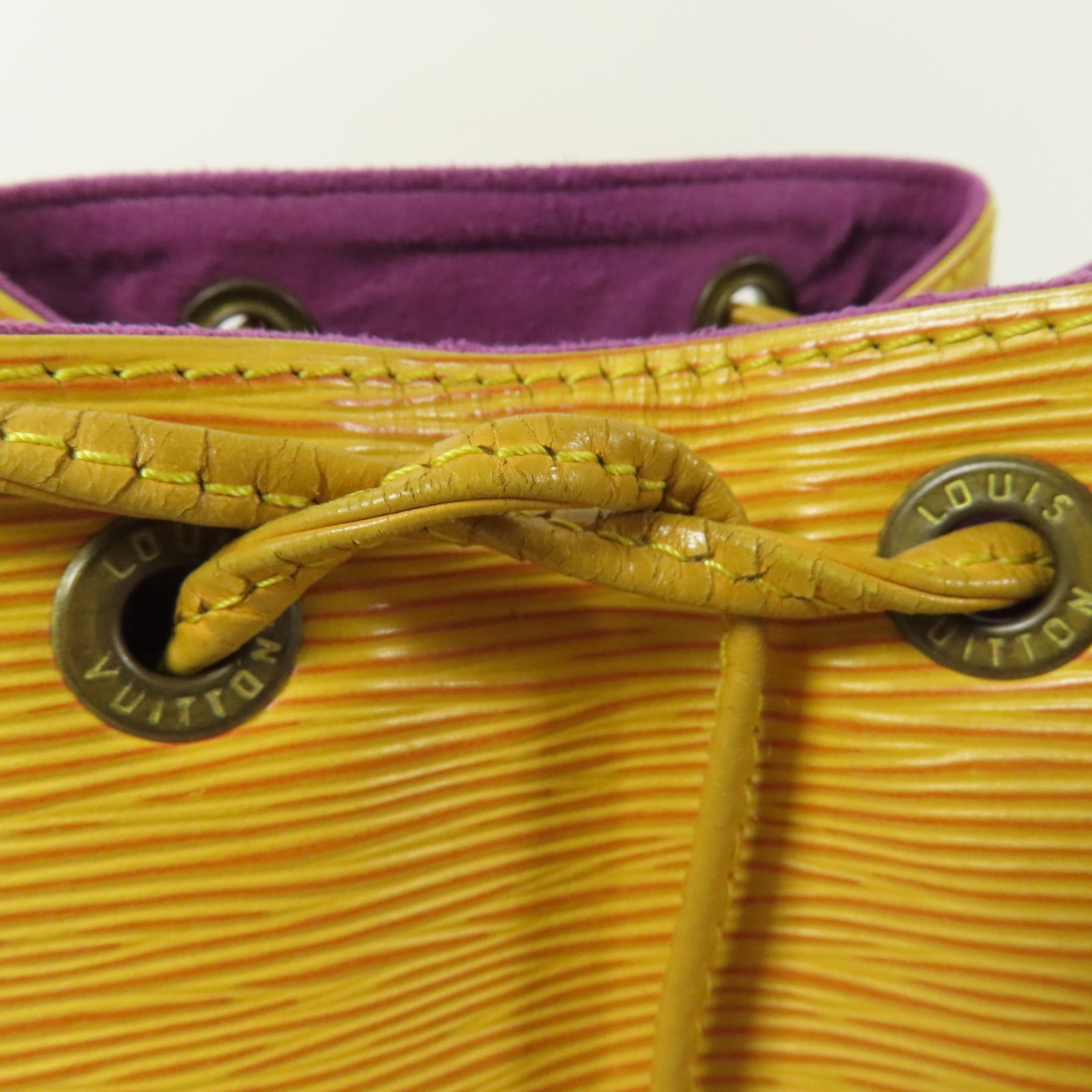 LOUIS VUITTON Epi Petit Noe金扣肩背袋