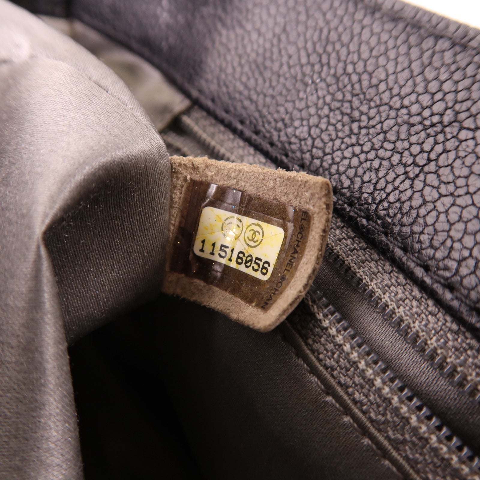 CHANEL 牛皮皮革Pocket in the City銀扣肩背袋