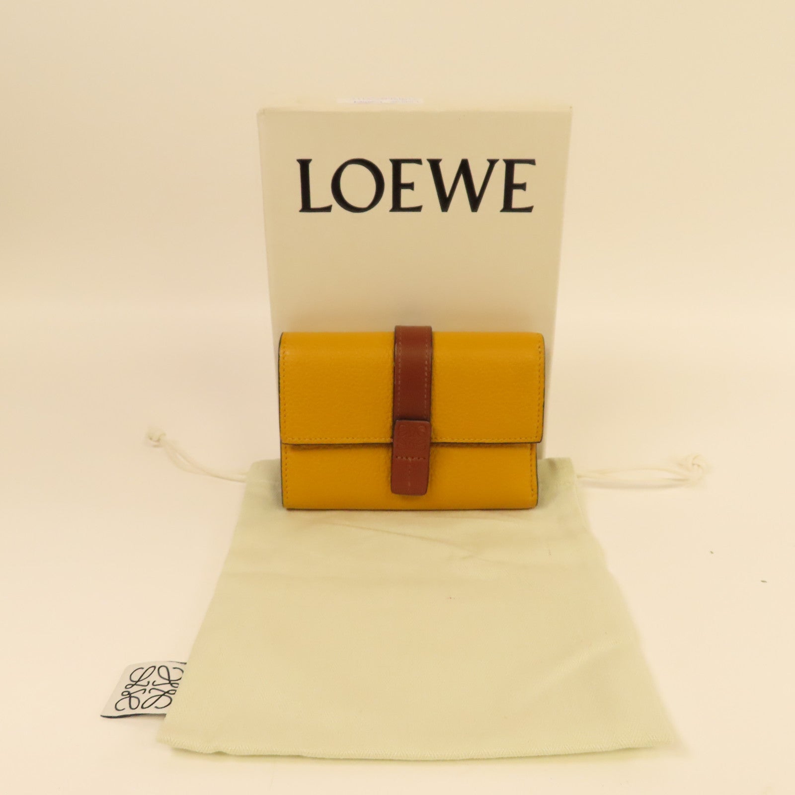 LOEWE 【激減優惠】牛皮皮革Wallet銀扣鈕扣錢包黃色