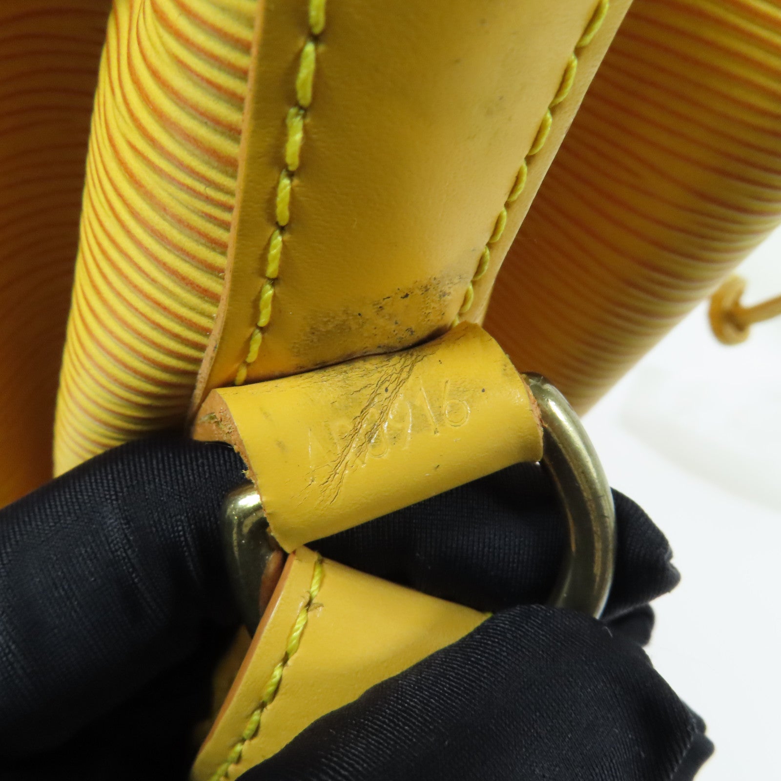 LOUIS VUITTON Epi Petit Noe金扣肩背袋