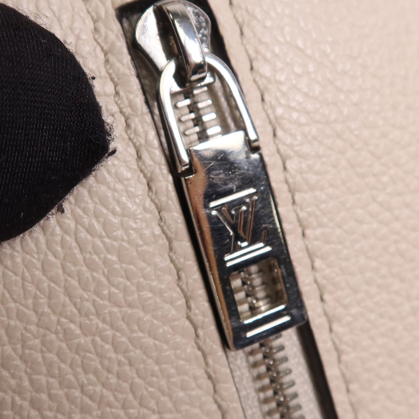 LOUIS VUITTON 牛皮皮革My Lock Me銀扣鏈帶肩背袋