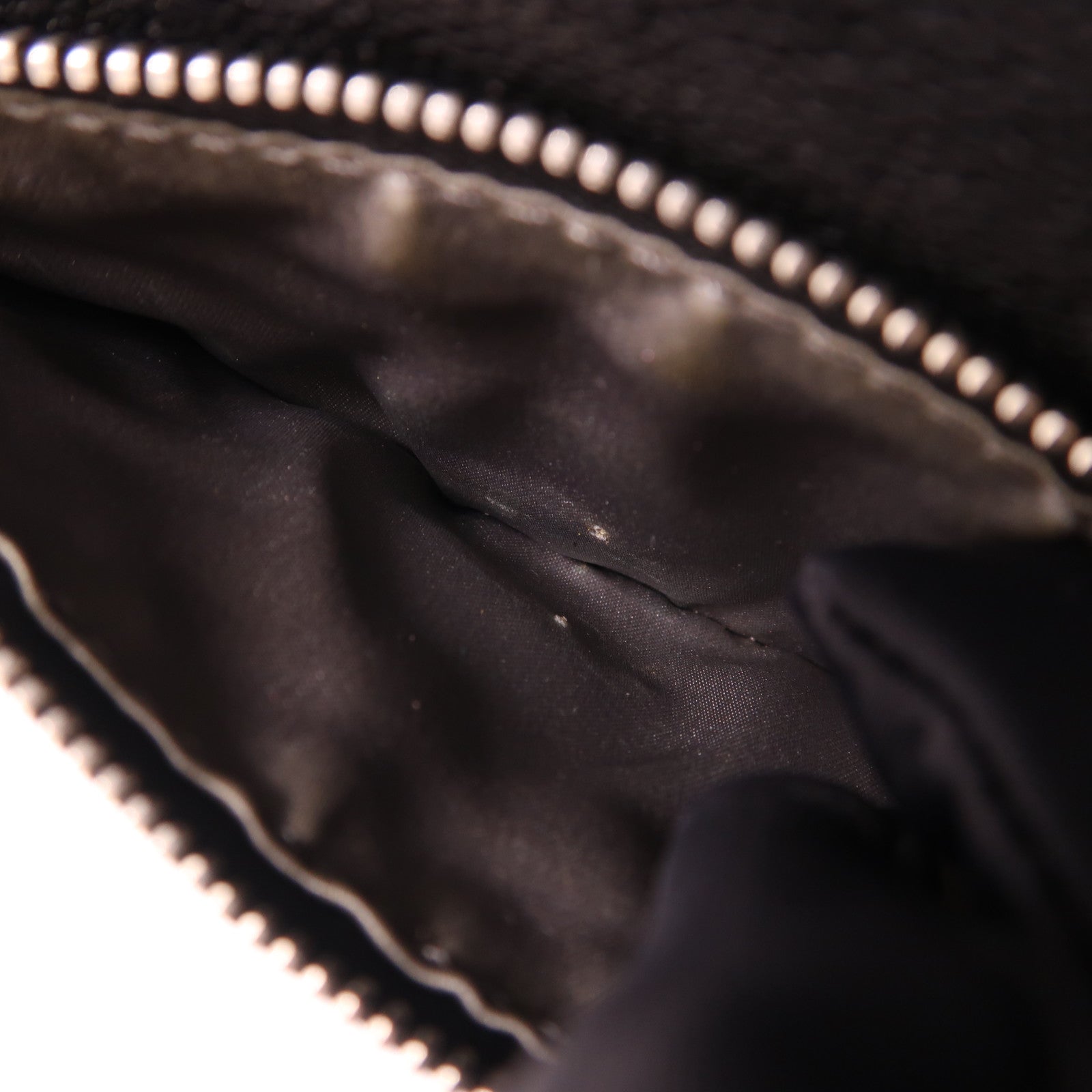 CHANEL 牛皮皮革Pocket in the City銀扣肩背袋