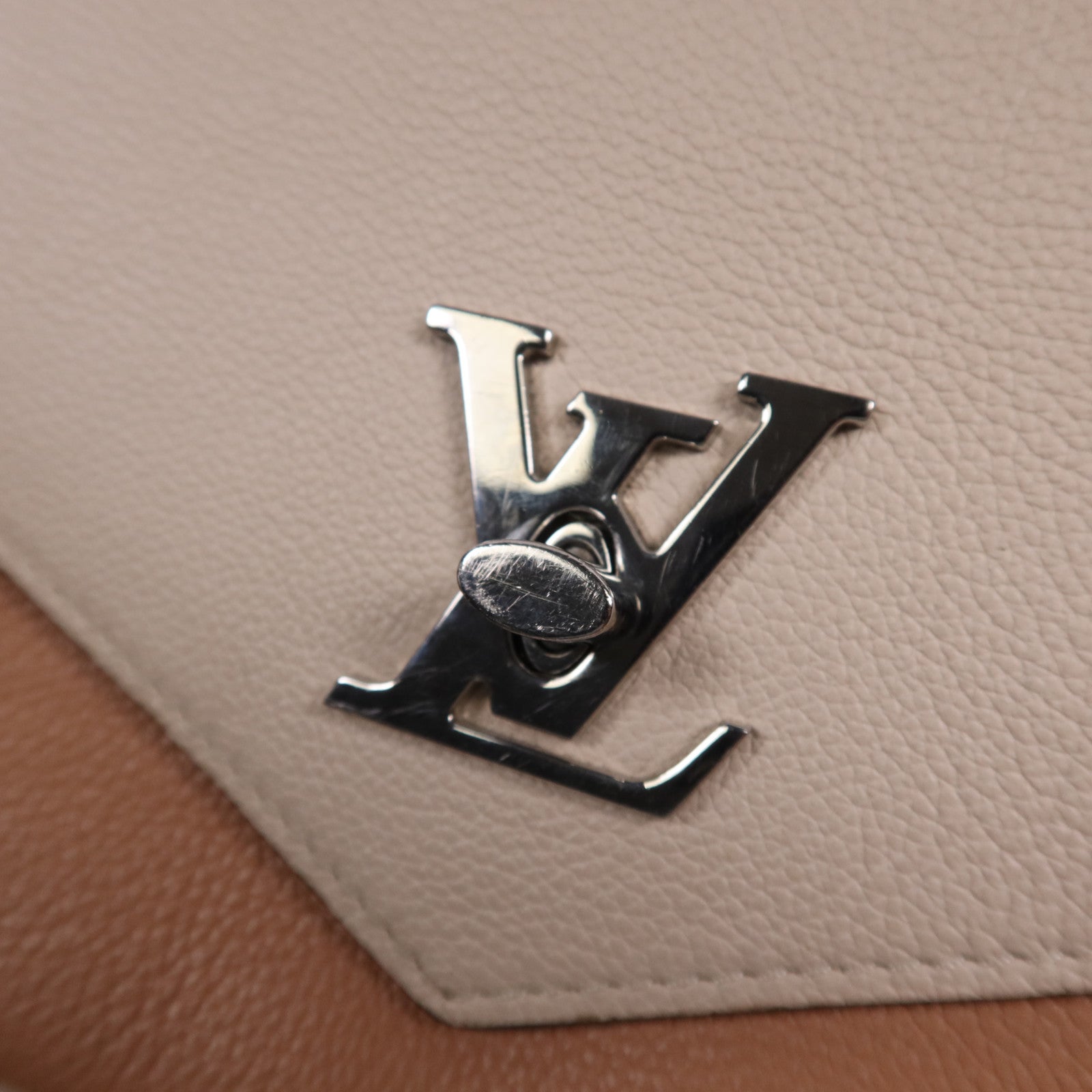 LOUIS VUITTON 牛皮皮革My Lock Me銀扣鏈帶肩背袋