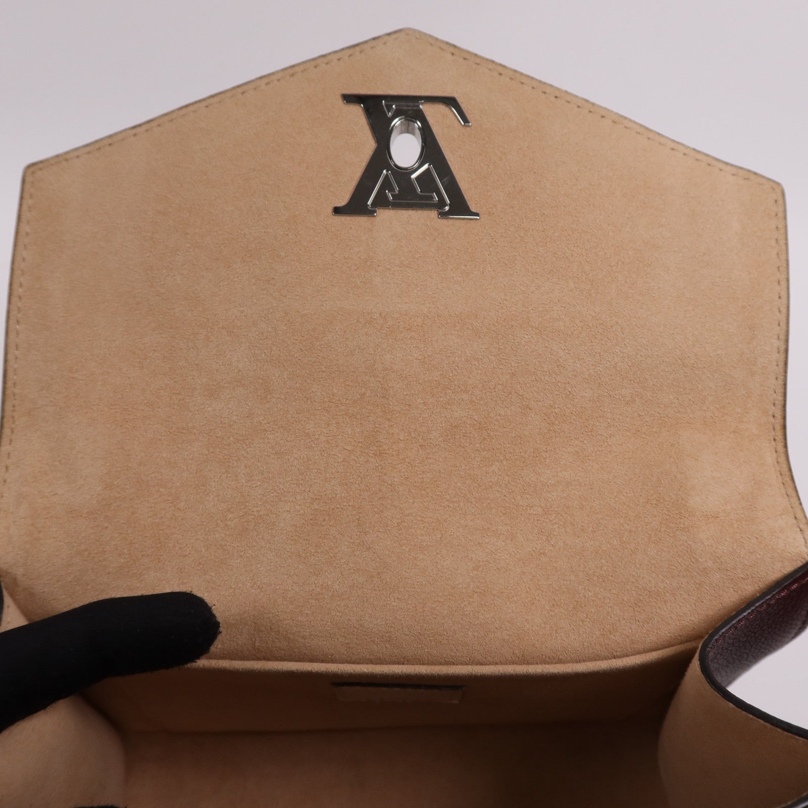 LOUIS VUITTON 牛皮皮革My Lock Me銀扣鏈帶肩背袋