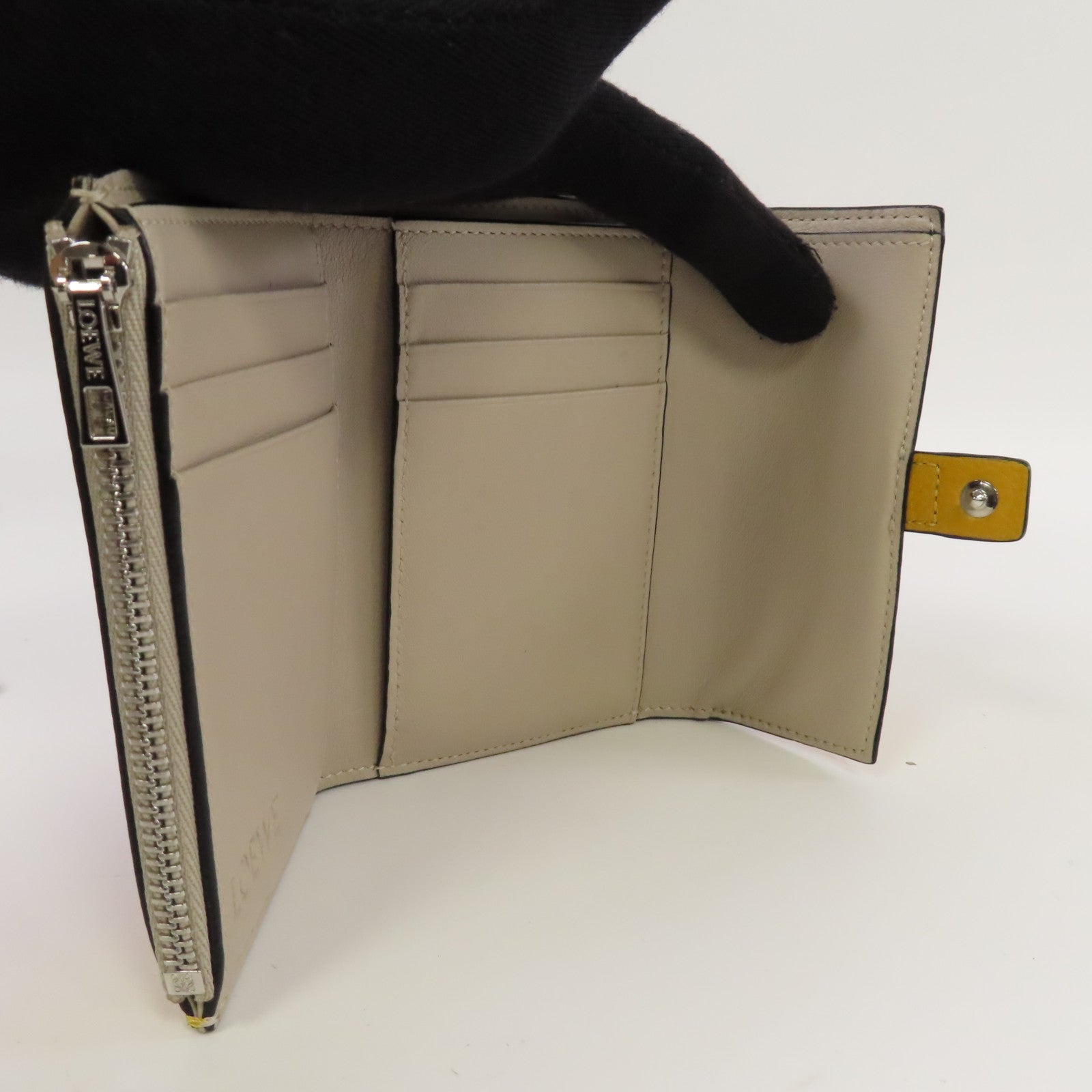 LOEWE 【激減優惠】牛皮皮革Wallet銀扣鈕扣錢包黃色