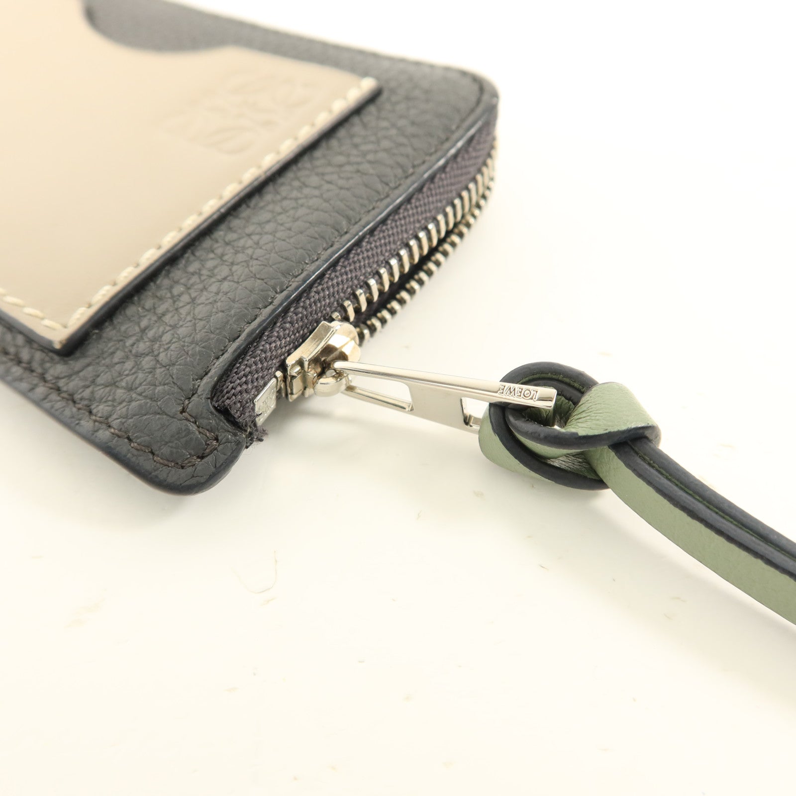 LOEWE 牛皮皮革Card Case銀扣卡片套