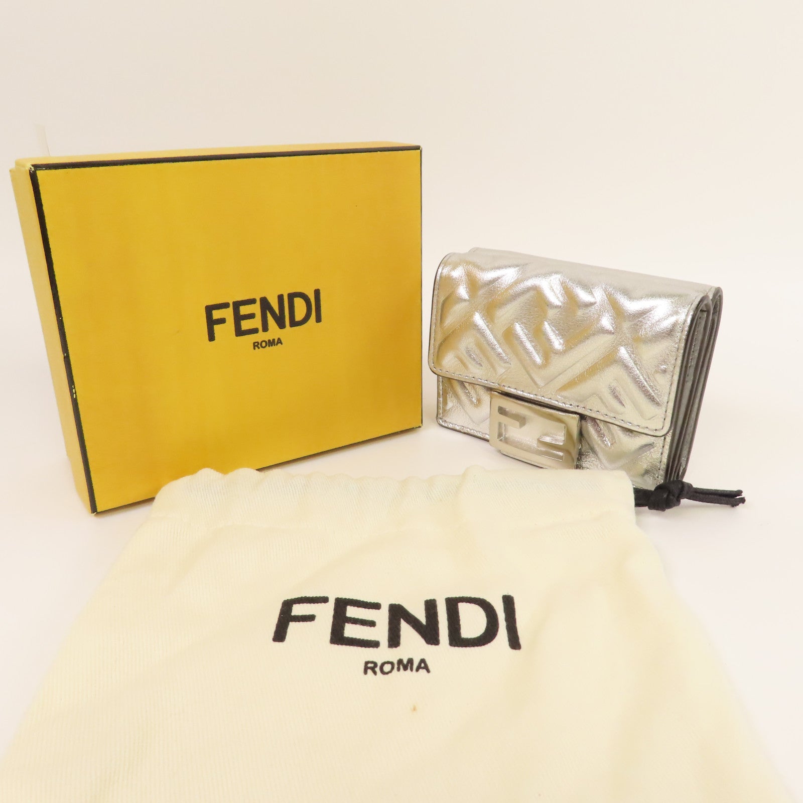 FENDI 皮革Wallet銀扣鈕扣錢包銀色