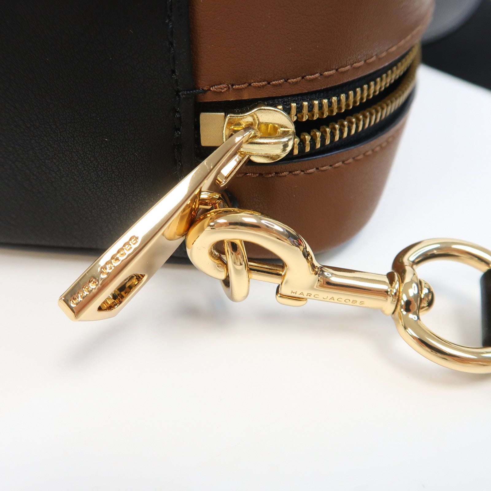 MARC JACOBS 牛皮皮革Camera Bag金扣肩背袋米色/啡色