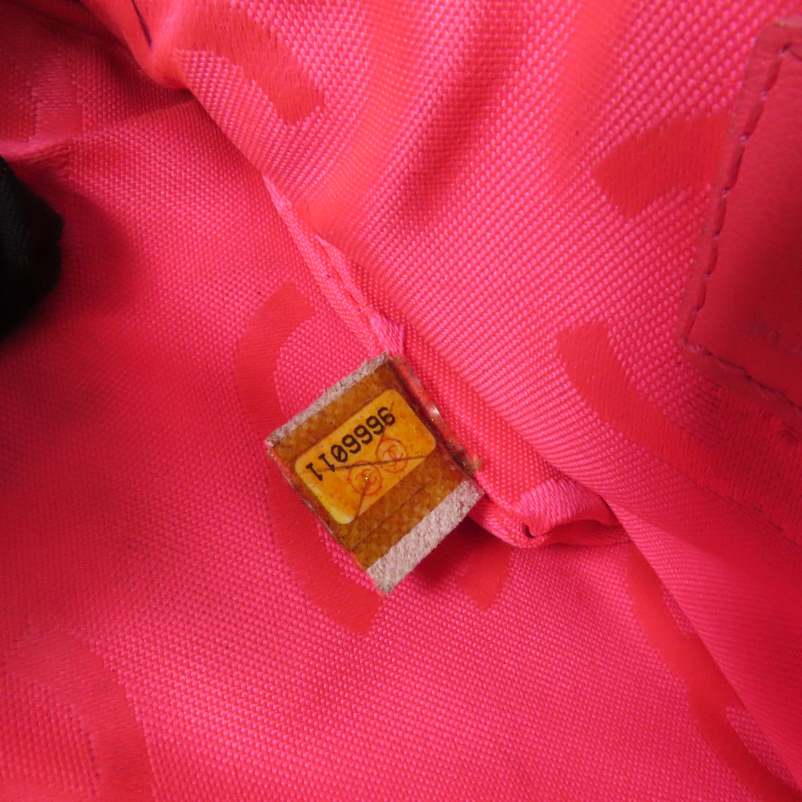 CHANEL 羊皮皮革Pouch銀扣手拿包